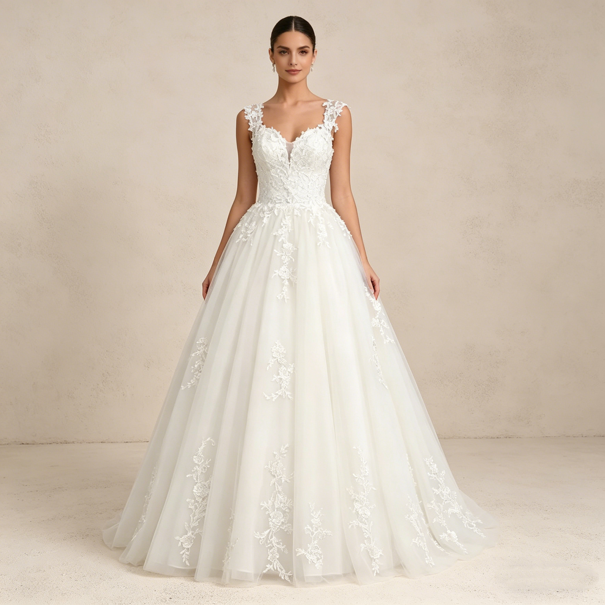 Ärmelloses Maxikleid in Prinzessin-Silhouette mit V-Ausschnitt und Spitzen-Applikationen – Bodenlanges Abendkleid in Elfenbein