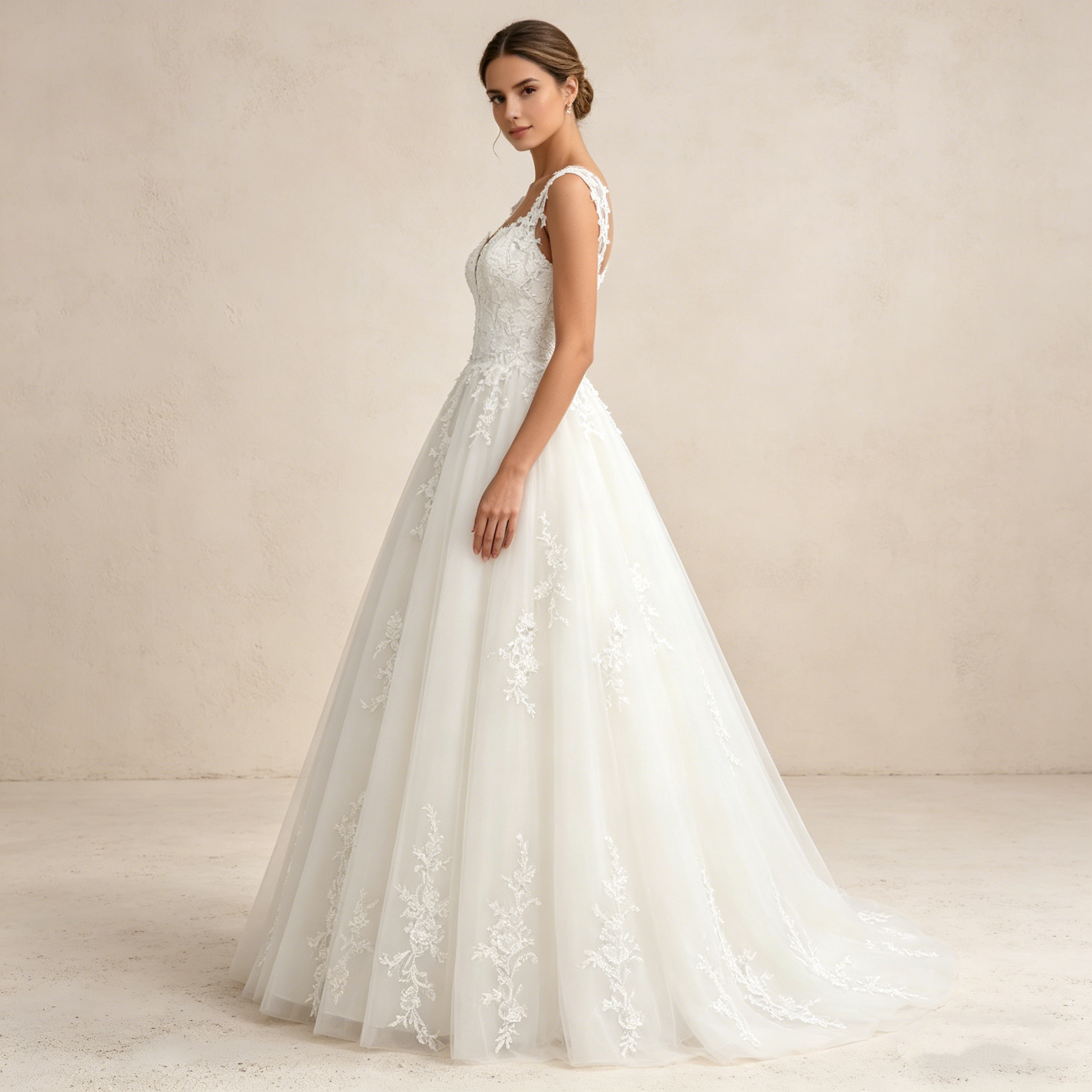 Ärmelloses Maxikleid in Prinzessin-Silhouette mit V-Ausschnitt und Spitzen-Applikationen – Bodenlanges Abendkleid in Elfenbein