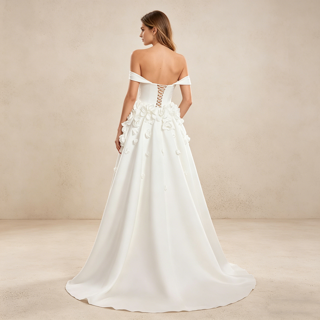 Schulterfreies Maxikleid mit 3D-Blüten und drapierter Silhouette – Elegantes Satin-Abendkleid in Elfenbeinfarbe