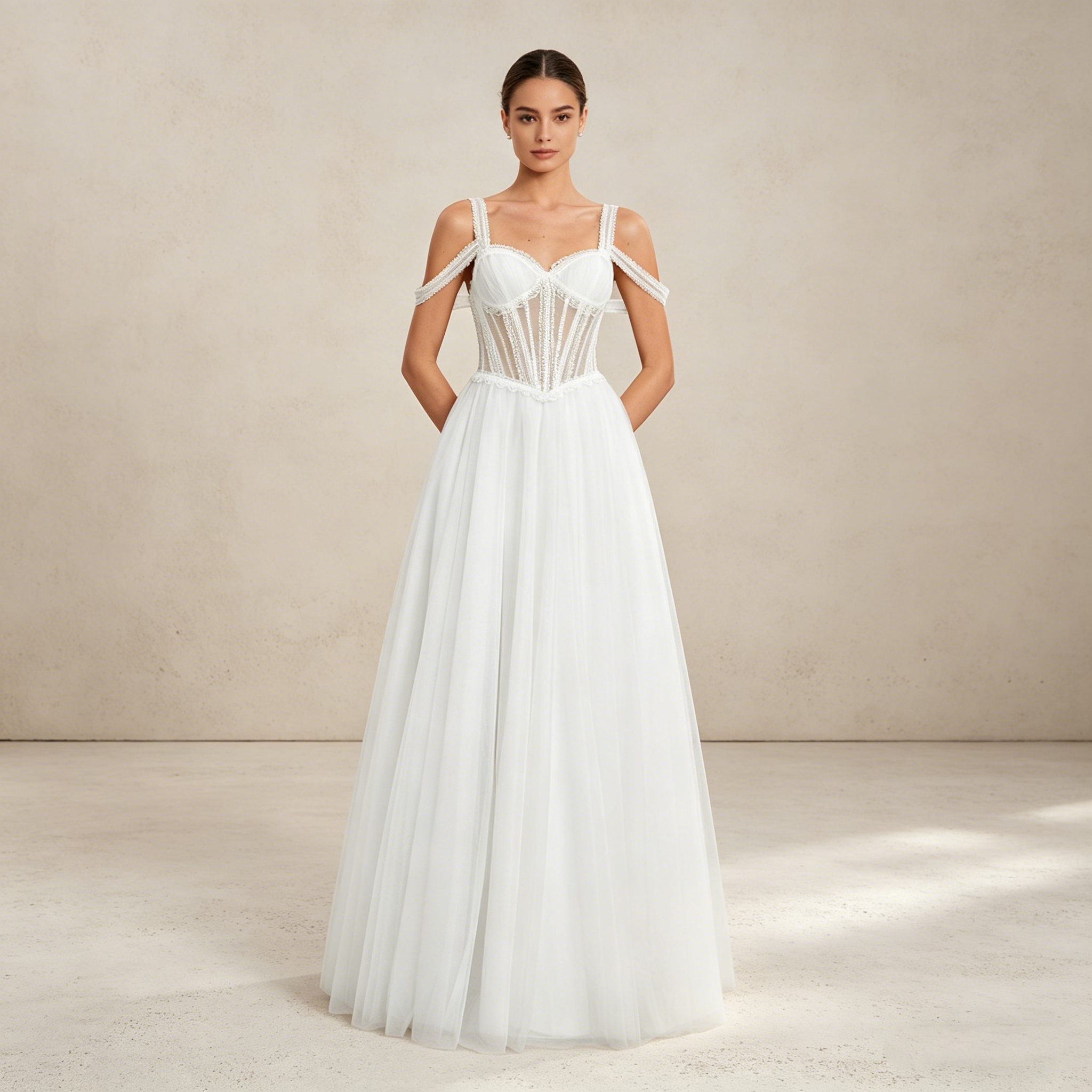 Elegantes Etuikleid mit Spitzenbesatz und Schleppe – Figurbetontes Maxikleid in Elfenbeinfarben