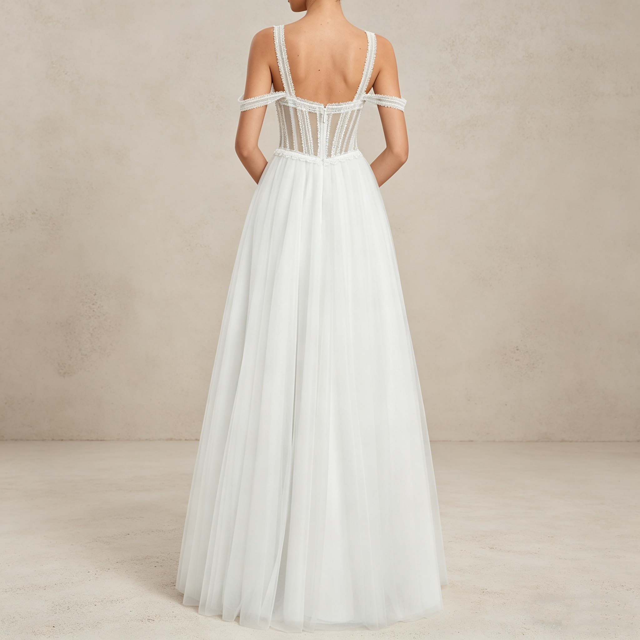 Elegantes Etuikleid mit Spitzenbesatz und Schleppe – Figurbetontes Maxikleid in Elfenbeinfarben
