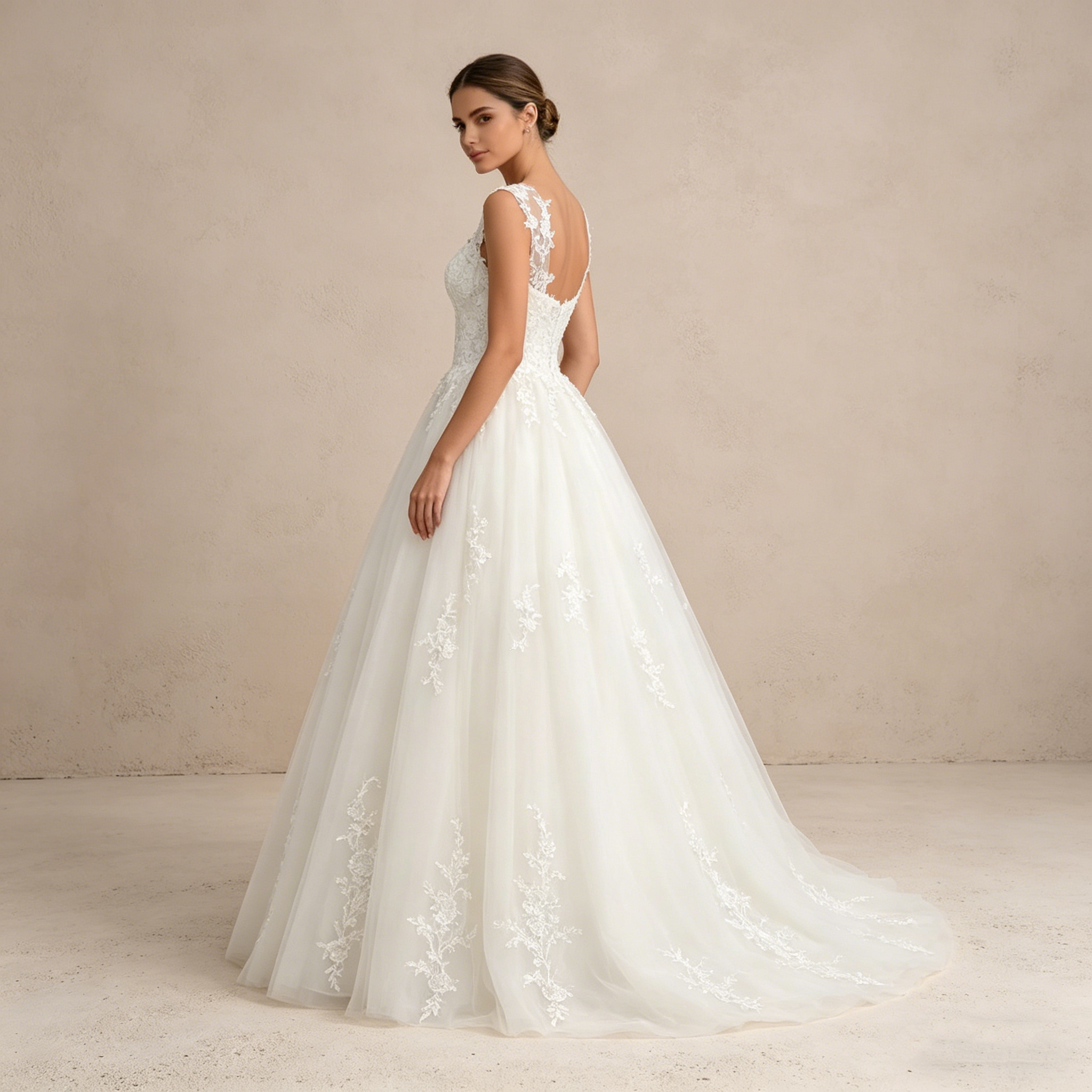 Ärmelloses Maxikleid in Prinzessin-Silhouette mit V-Ausschnitt und Spitzen-Applikationen – Bodenlanges Abendkleid in Elfenbein