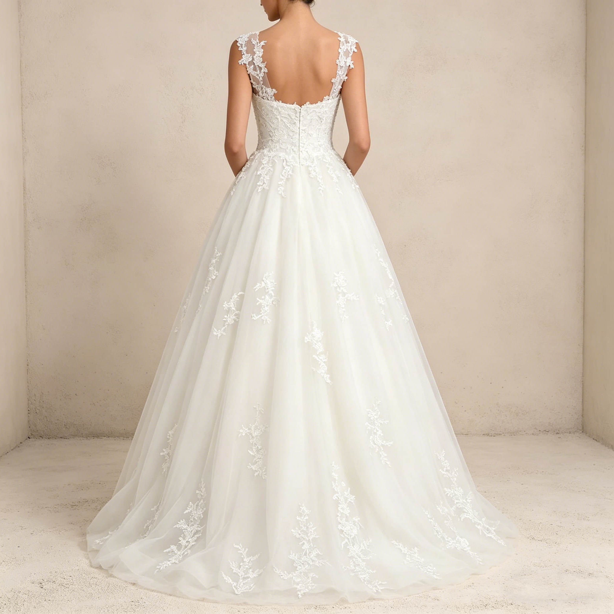 Ärmelloses Maxikleid in Prinzessin-Silhouette mit V-Ausschnitt und Spitzen-Applikationen – Bodenlanges Abendkleid in Elfenbein