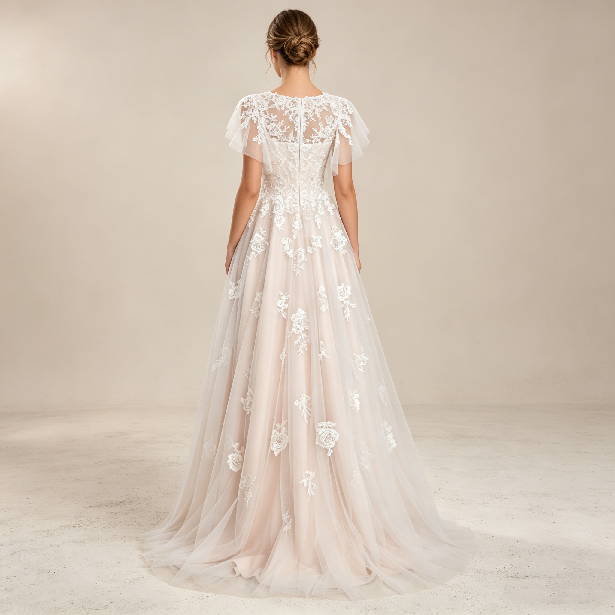Maxikleid mit V-Ausschnitt und floraler Bestickung – Elegantes Abendkleid mit flatternden Flügelärmeln (Elfenbein)