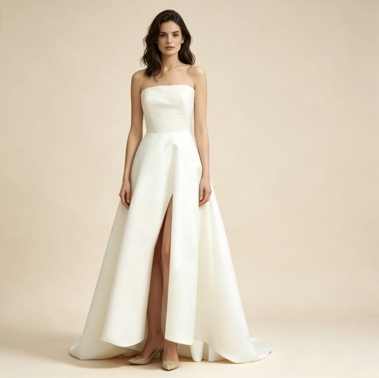 Exklusives weißes Satin-Maxikleid trägerlos mit hohem Beinschlitz, elegantes bodenlanges Abendkleid in A-Linie