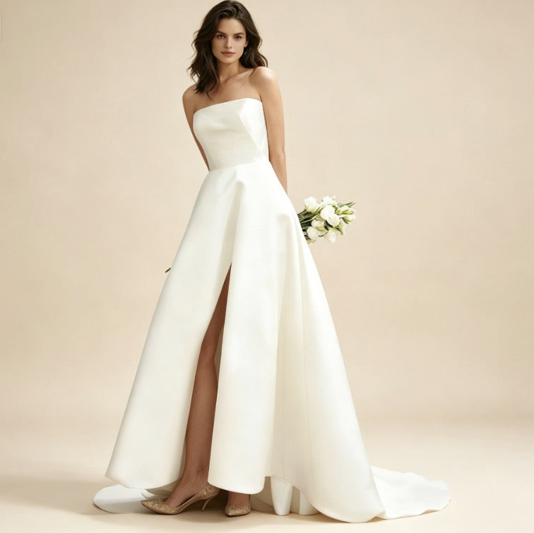 Exklusives weißes Satin-Maxikleid trägerlos mit hohem Beinschlitz, elegantes bodenlanges Abendkleid in A-Linie