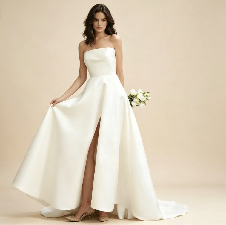Exklusives weißes Satin-Maxikleid trägerlos mit hohem Beinschlitz, elegantes bodenlanges Abendkleid in A-Linie