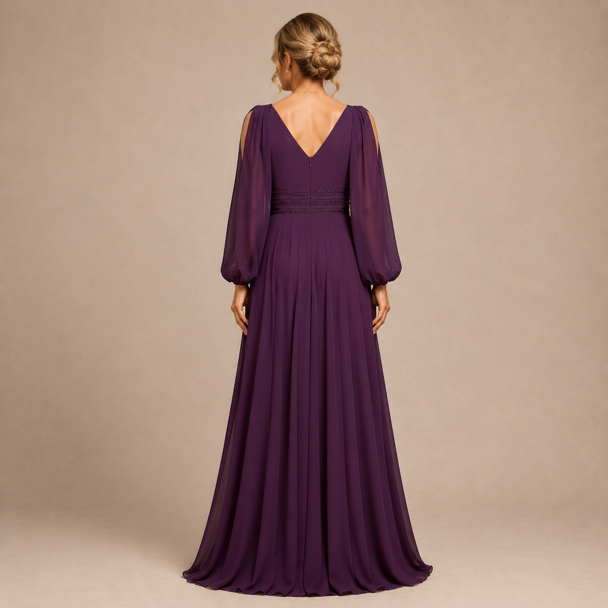 Elegantes langes Abendkleid mit V-Ausschnitt, langen Cut-out Ärmeln und verziertem Taillenbund