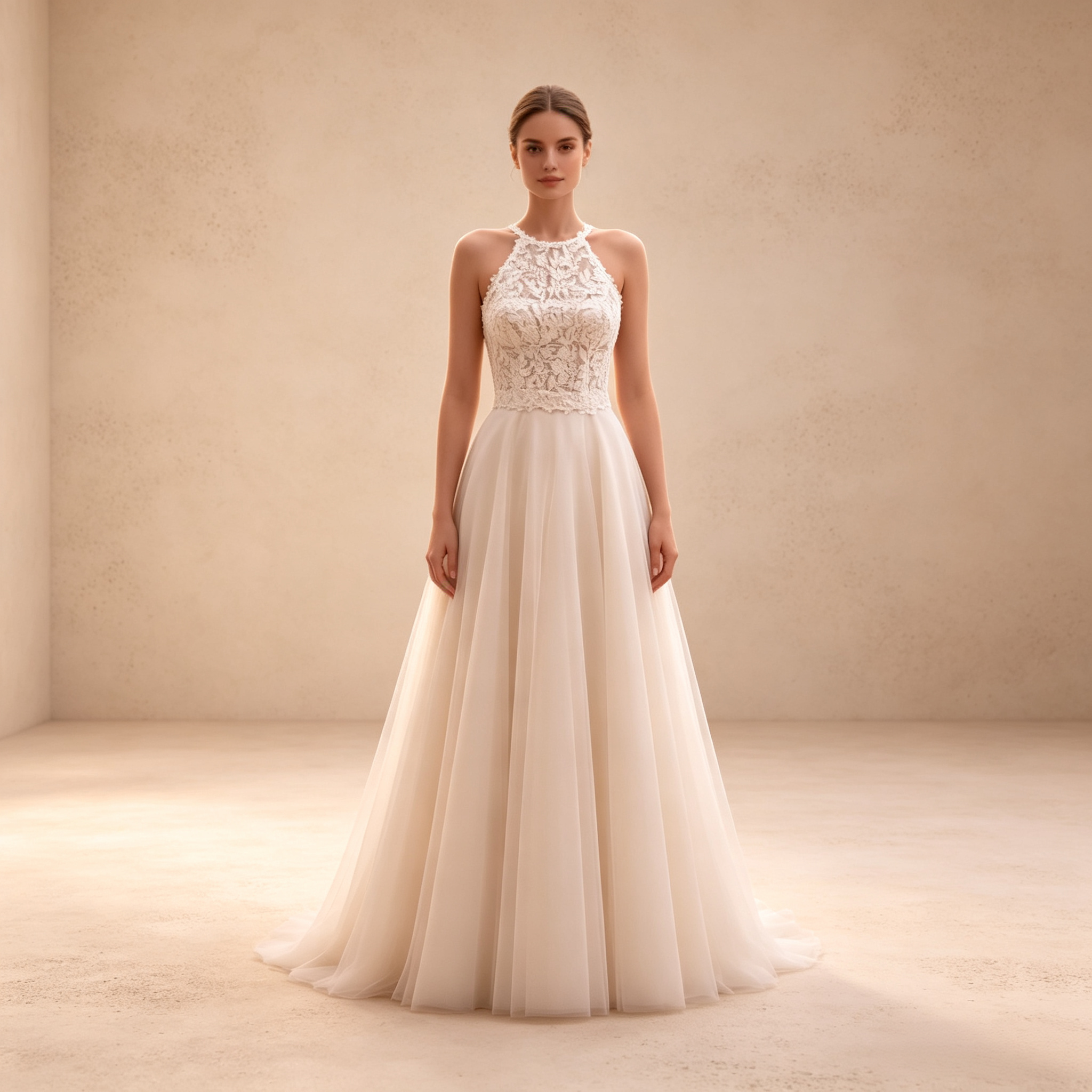 Bodenlanges Abendkleid in Elfenbein mit Spitzenoberteil, Neckholder und Tüllrock in A-Linie