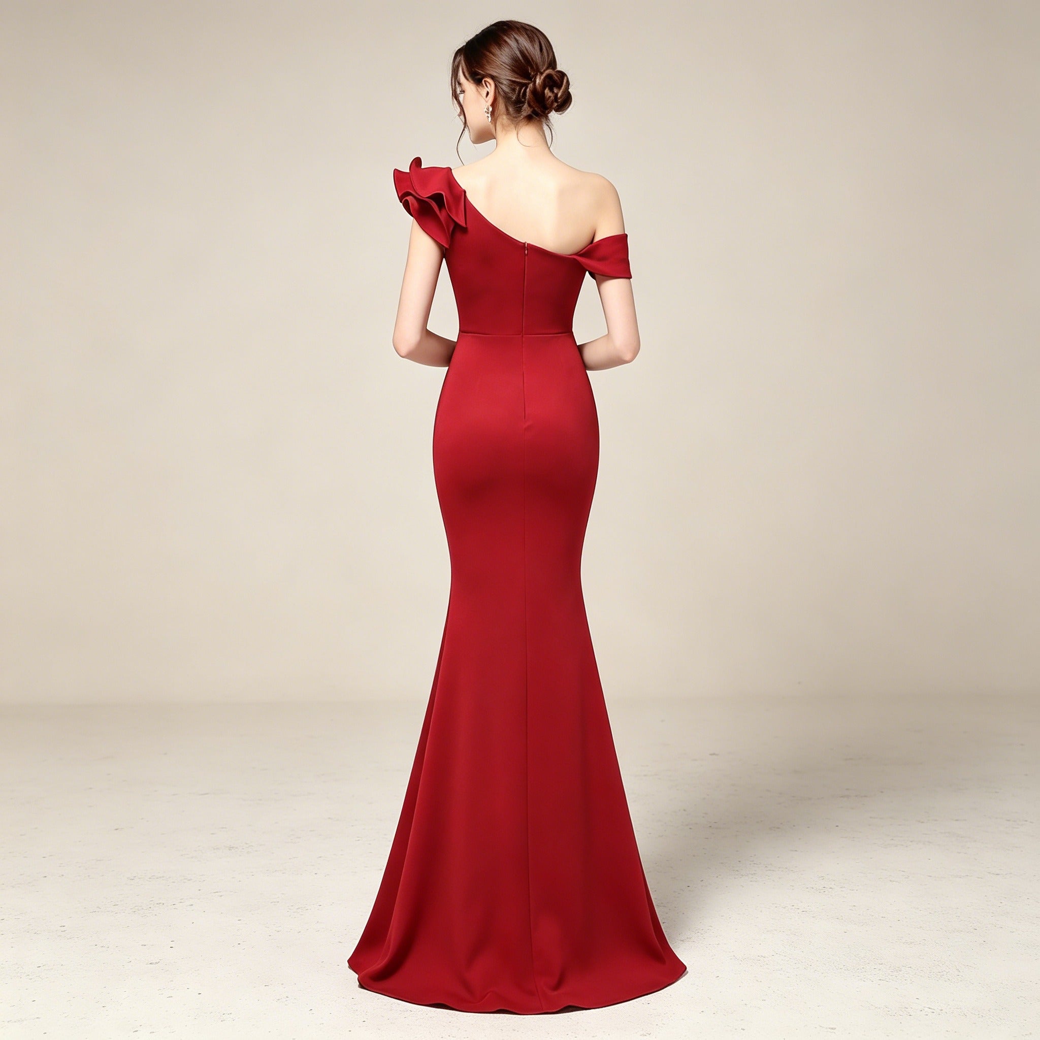Bodenlanges Abendkleid mit Halterneck und floralen 3D-Applikationen