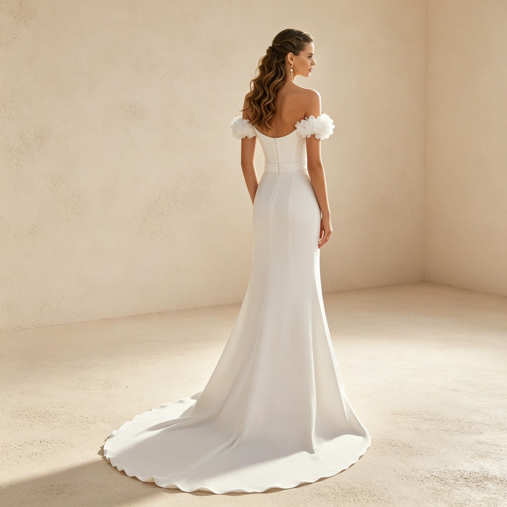 Elegantes Off-Shoulder Maxikleid in Weiß – Figurbetontes Abendkleid mit 3D-Blumen und Beinschlitz