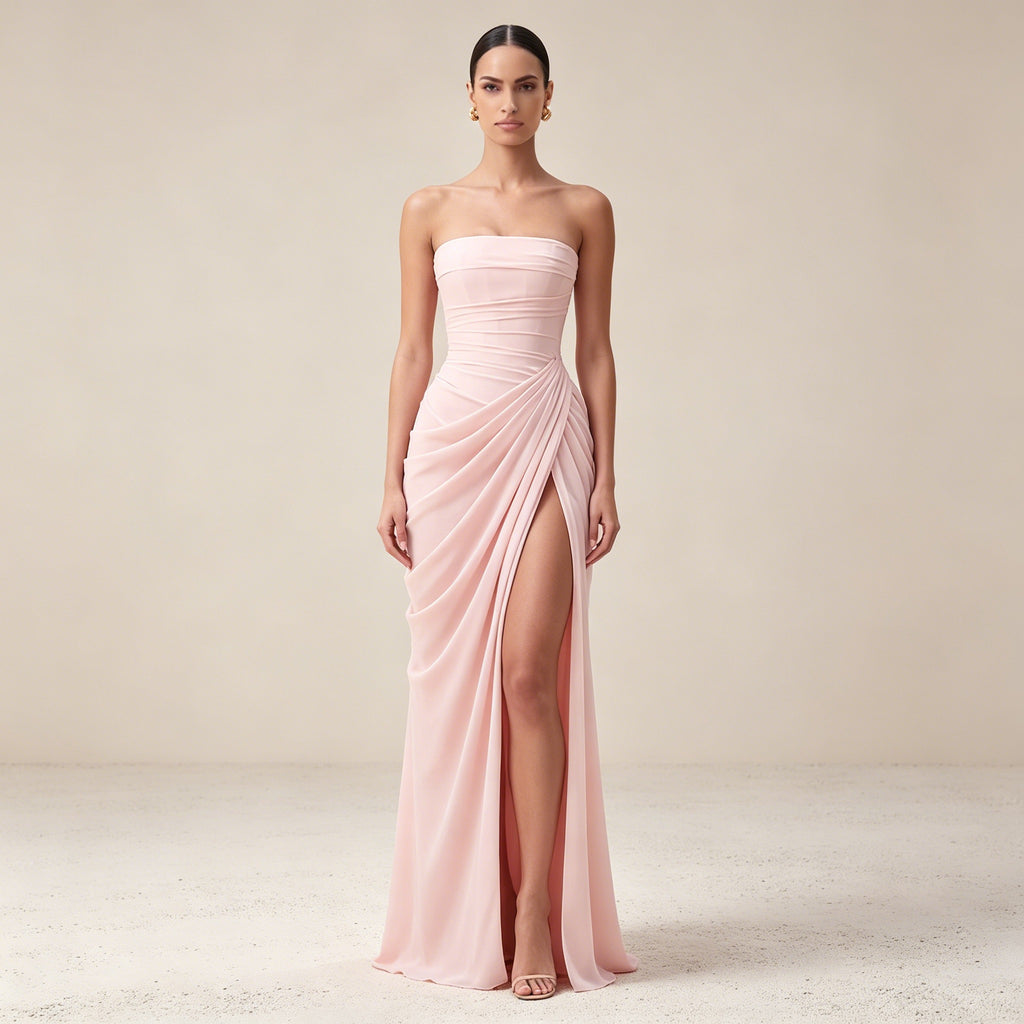 Trägerloses Abendkleid in Zartrosa mit hoher Raffung und Beinschlitz