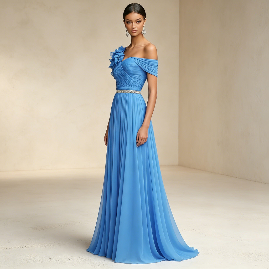 Bodenlanges Abendkleid in Königsblau mit floraler Applikation und Raffung
