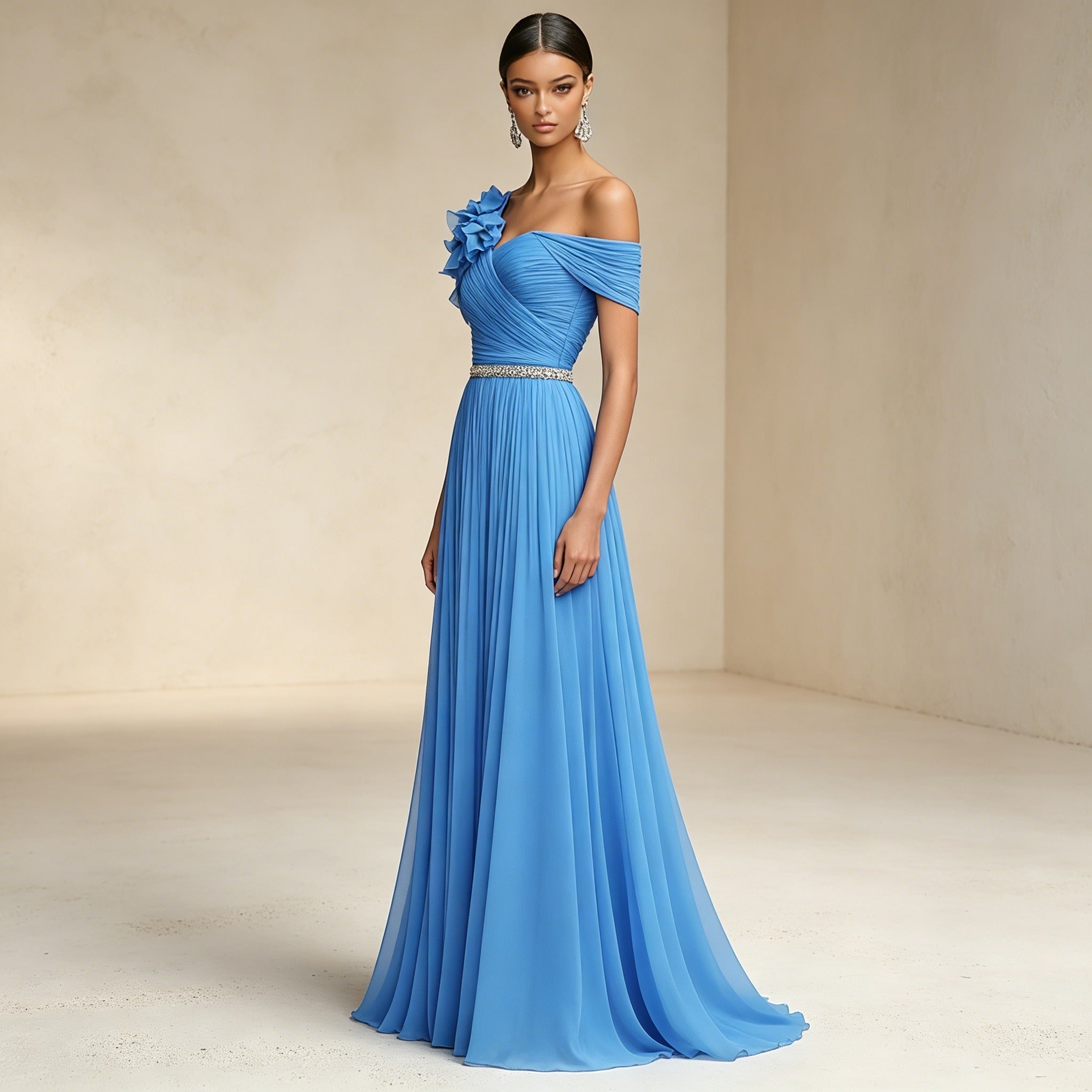 Bodenlanges Abendkleid in Königsblau mit floraler Applikation und Raffung