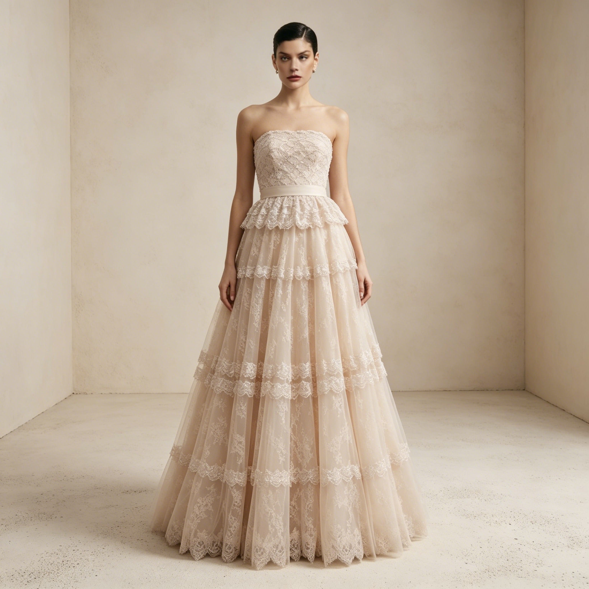 Trägerloses Abendkleid aus Spitze mit eleganten Volants in Nude