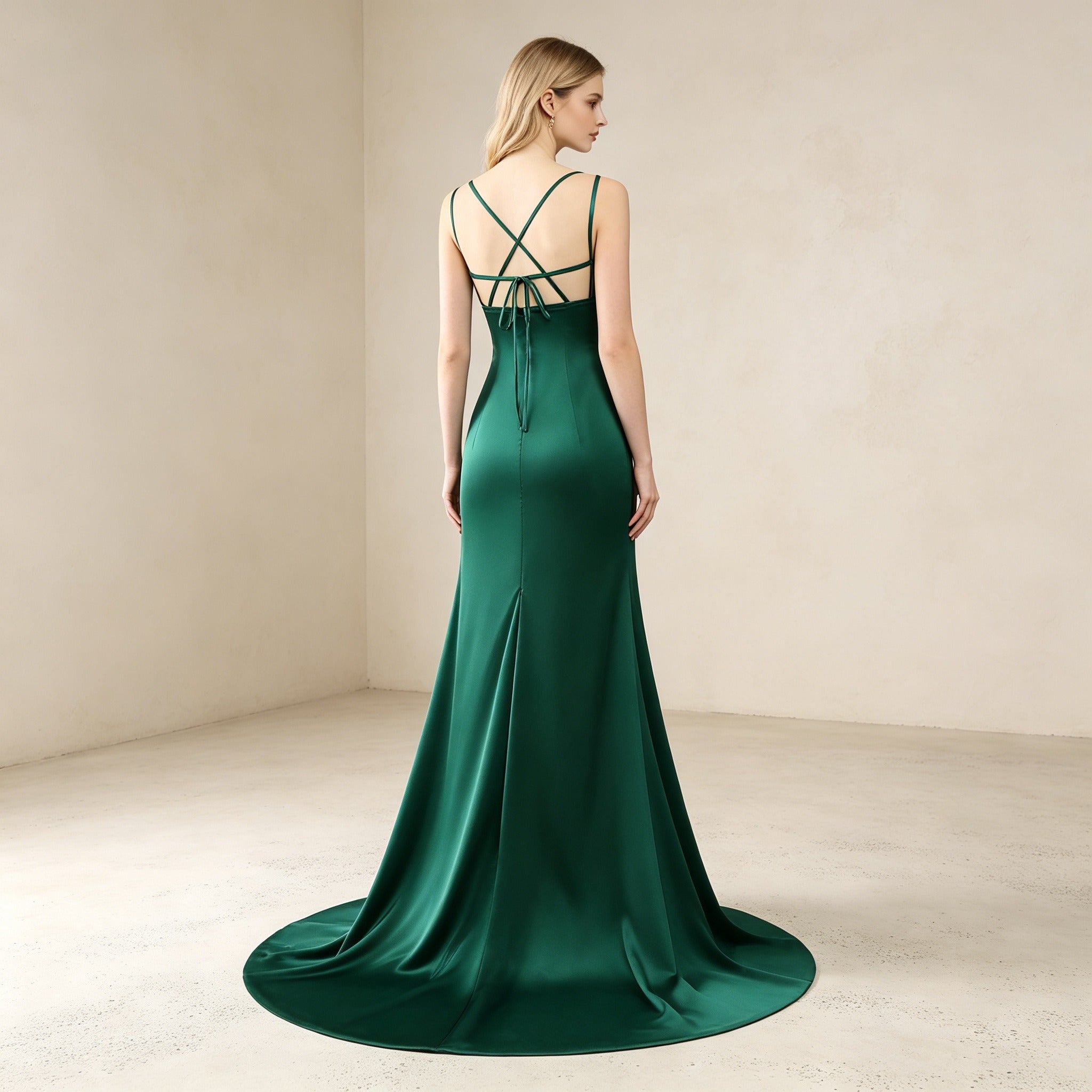 Smaragdgrünes Satin-Abendkleid mit Beinschlitz – Elegante Robe mit Spaghetti-Trägern