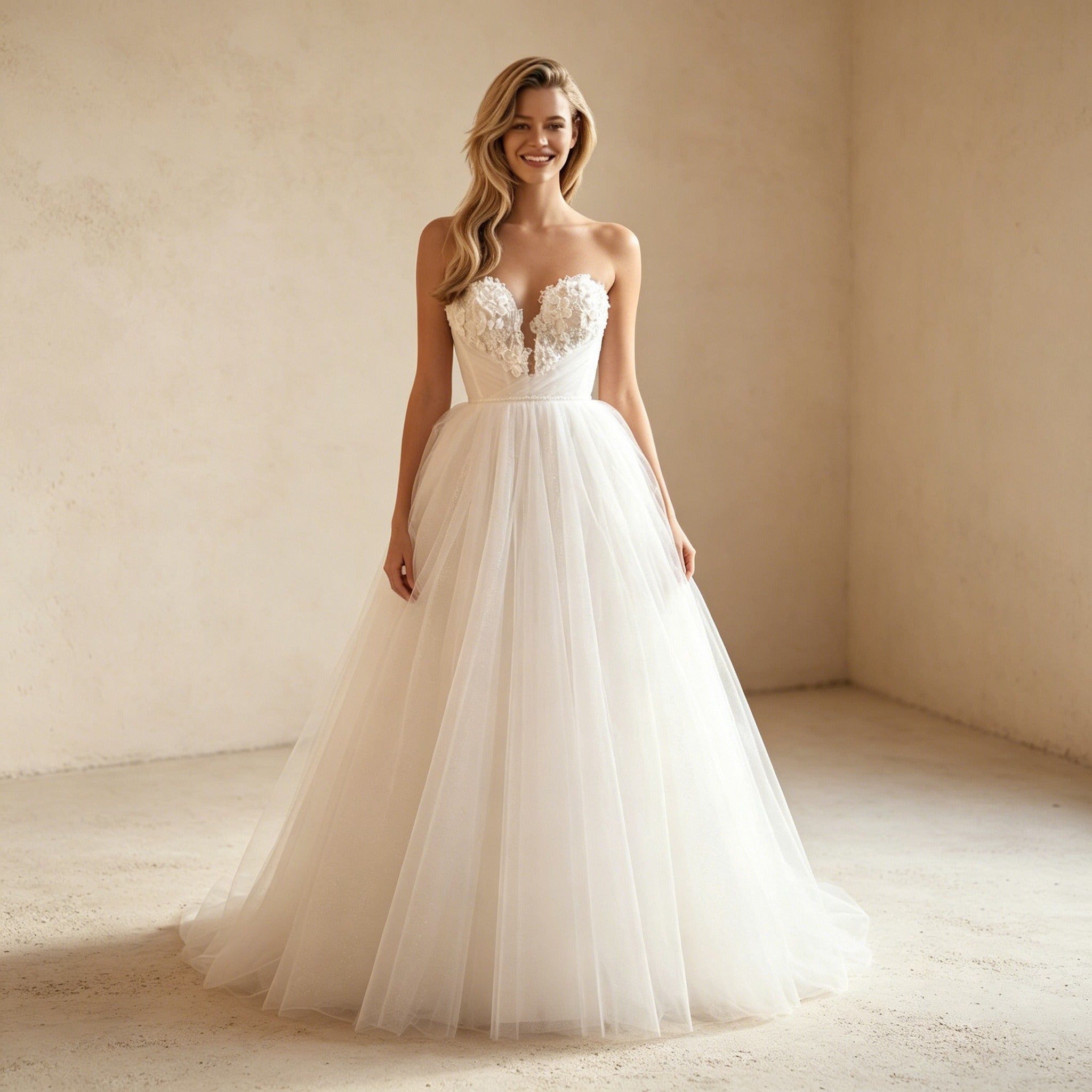 Elegantes Trägerloses Abendkleid mit Spitze | Voluminöses Tüll-Maxikleid in Crèmeweiß
