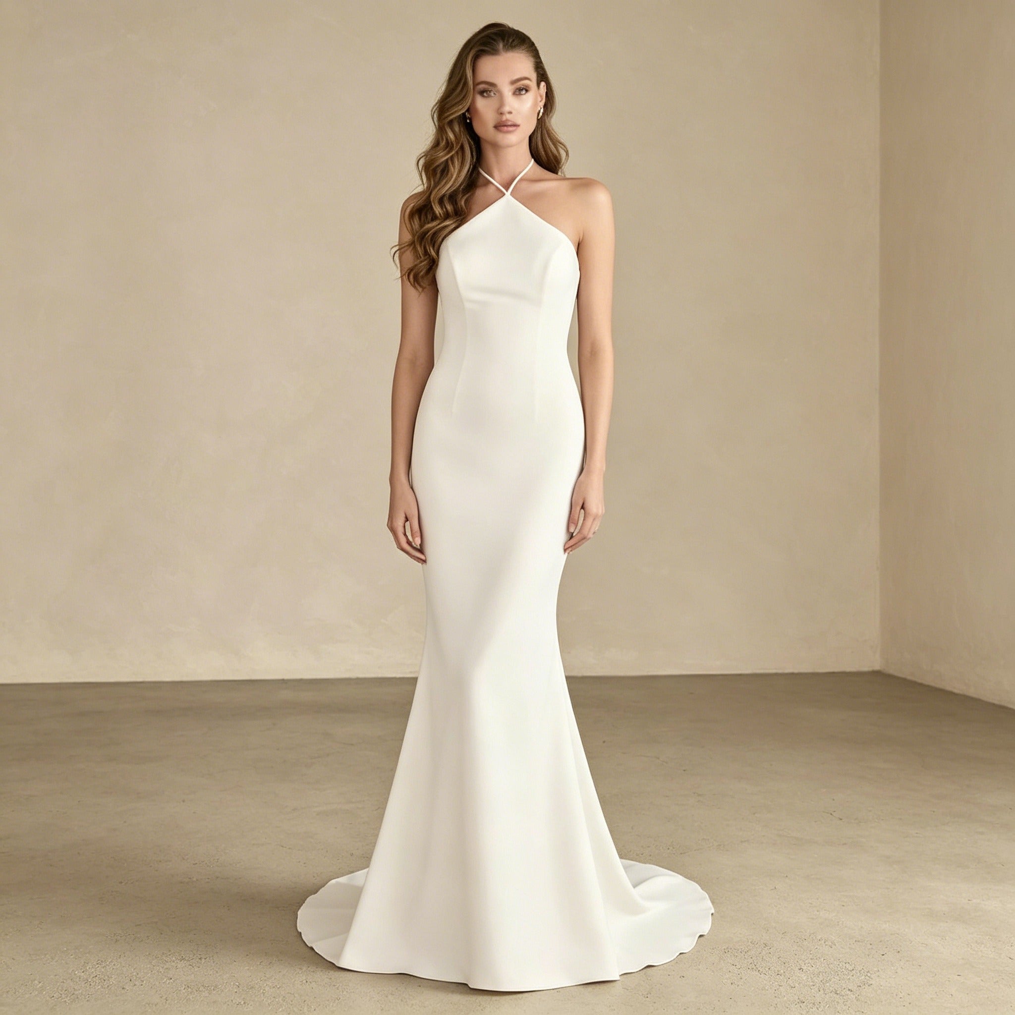 Elegantes Halterneck Abendkleid in Crèmeweiß | Figurbetontes Satin-Maxikleid