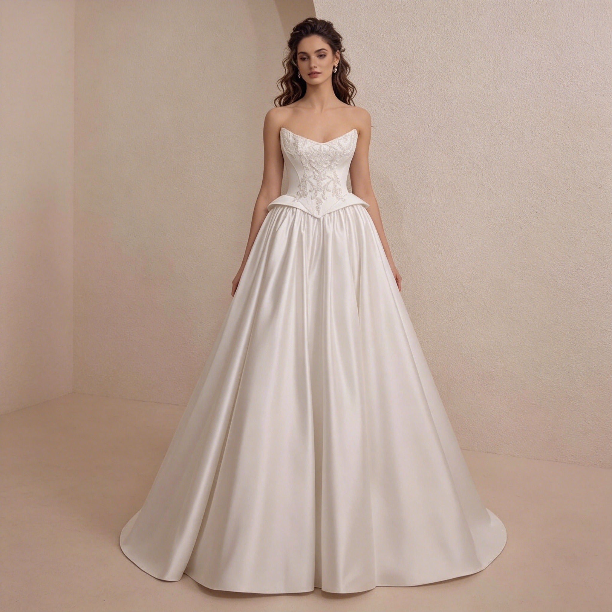 Drapiertes Satin-Maxikleid mit Schleppe – Figurbetontes Kleid für Gala-Events