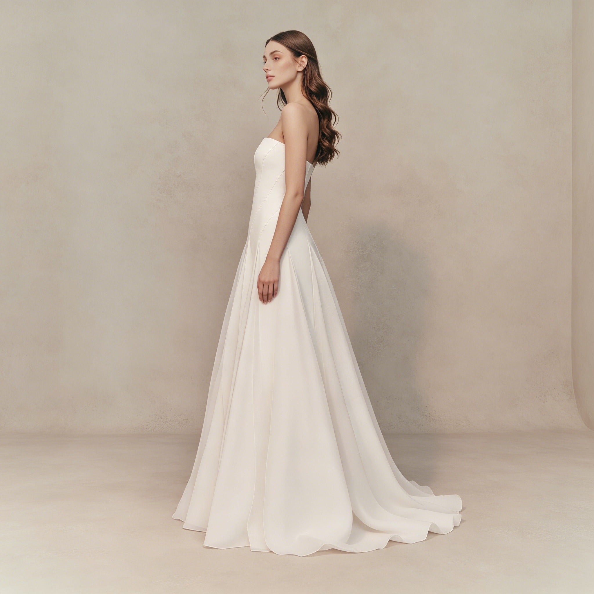 Trägerloses Satin Abendkleid – Elegantes Maxikleid mit Geometrischer Faltenoptik