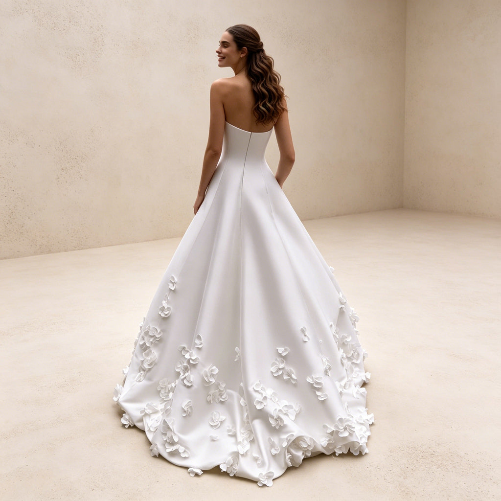 Trägerloses Satin Ballkleid mit 3D-Blumen – Elegantes Maxikleid in Weiß