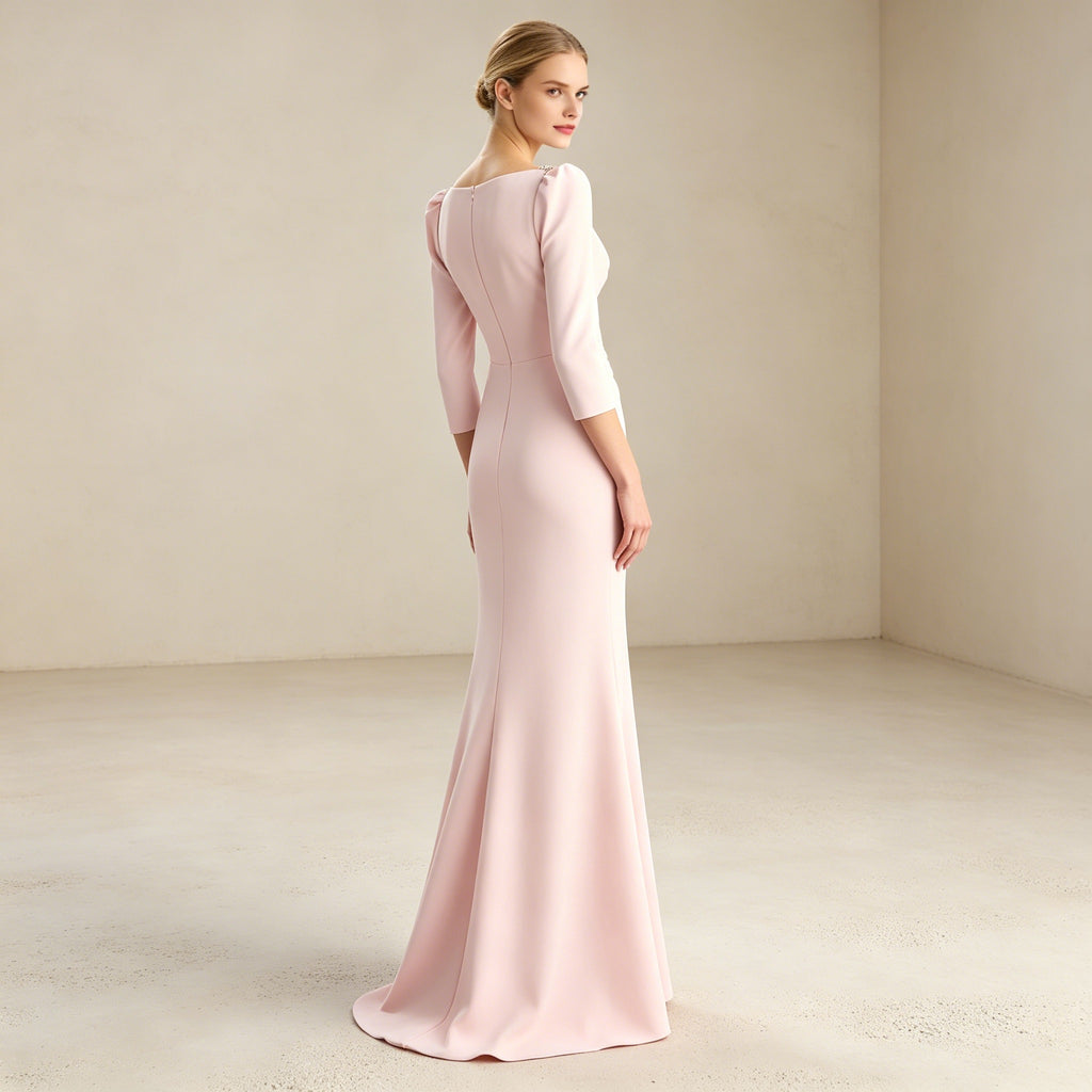 Elegantes Festkleid mit tiefem V-Ausschnitt und drapierter Silhouette