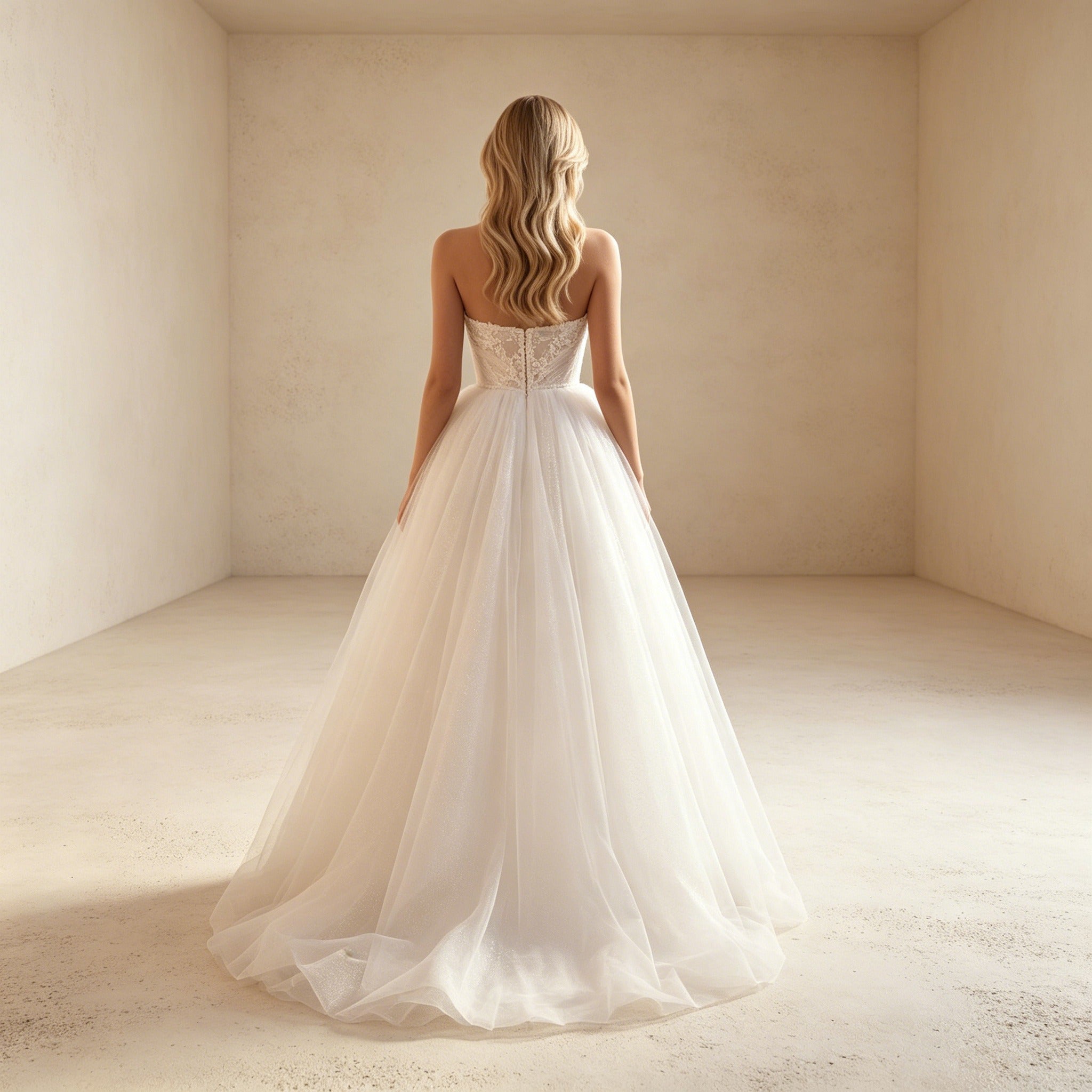 Elegantes Trägerloses Abendkleid mit Spitze | Voluminöses Tüll-Maxikleid in Crèmeweiß