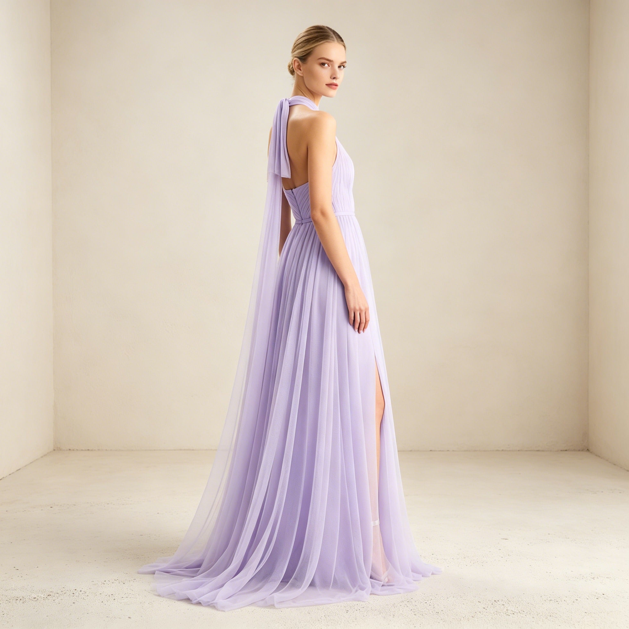Bodenlanges Abendkleid aus Tüll in Lavendel mit Halterneck und Beinschlitz