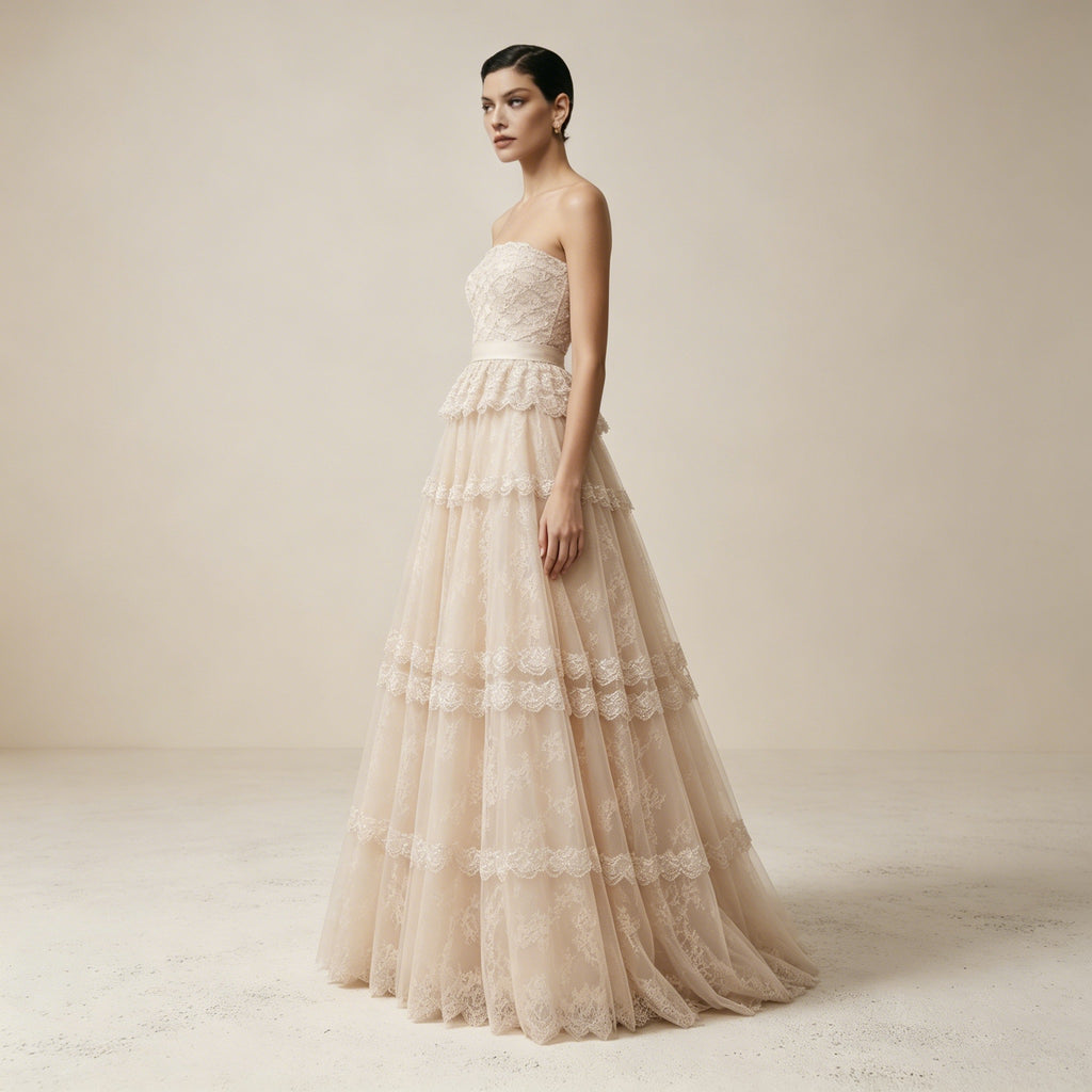 Trägerloses Abendkleid aus Spitze mit eleganten Volants in Nude
