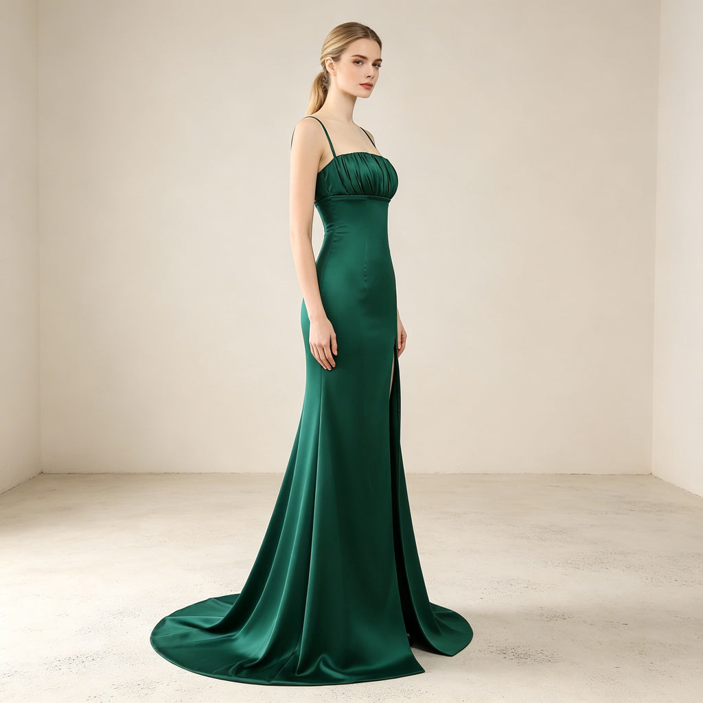 Smaragdgrünes Satin-Abendkleid mit Beinschlitz – Elegante Robe mit Spaghetti-Trägern