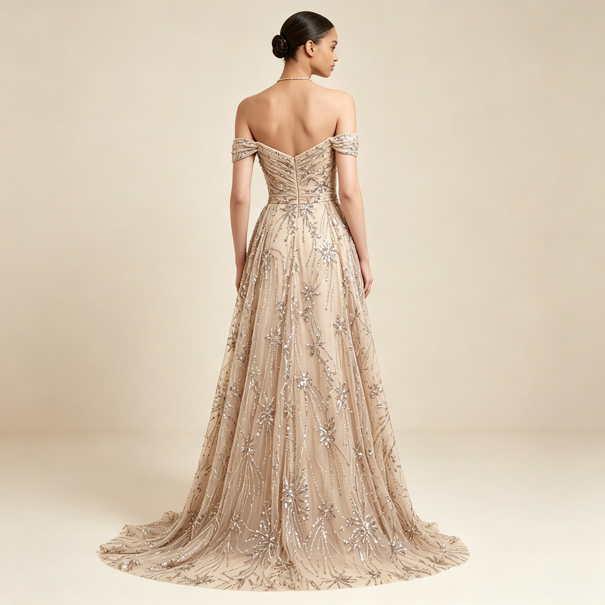 Elegantes Ballkleid in Champagner mit Glitzer-Effekt und Schleppen-Optik