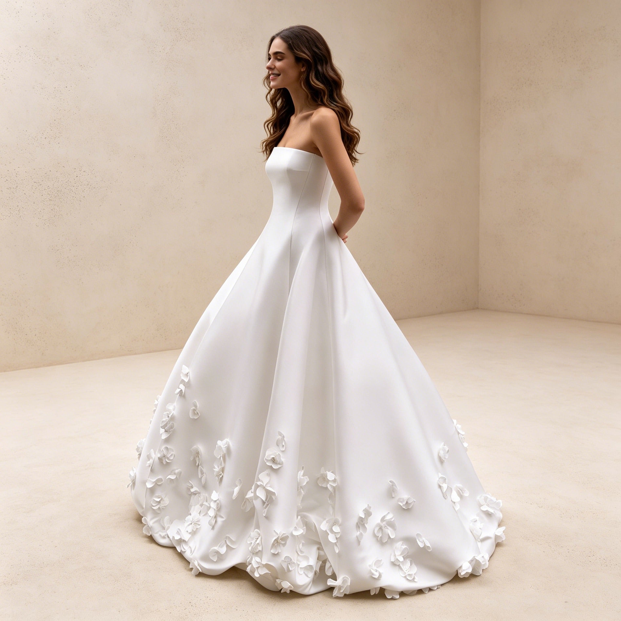 Trägerloses Satin Ballkleid mit 3D-Blumen – Elegantes Maxikleid in Weiß