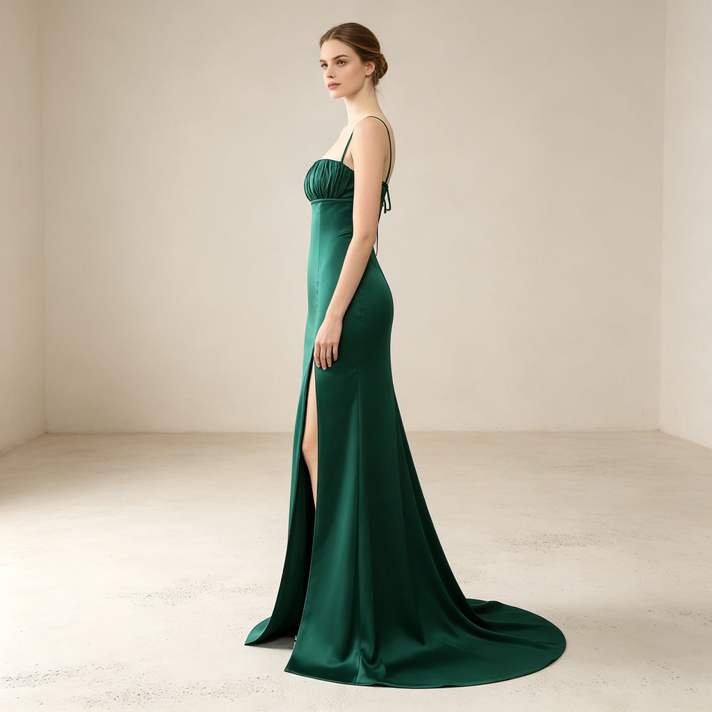 Smaragdgrünes Satin-Abendkleid mit Beinschlitz – Elegante Robe mit Spaghetti-Trägern