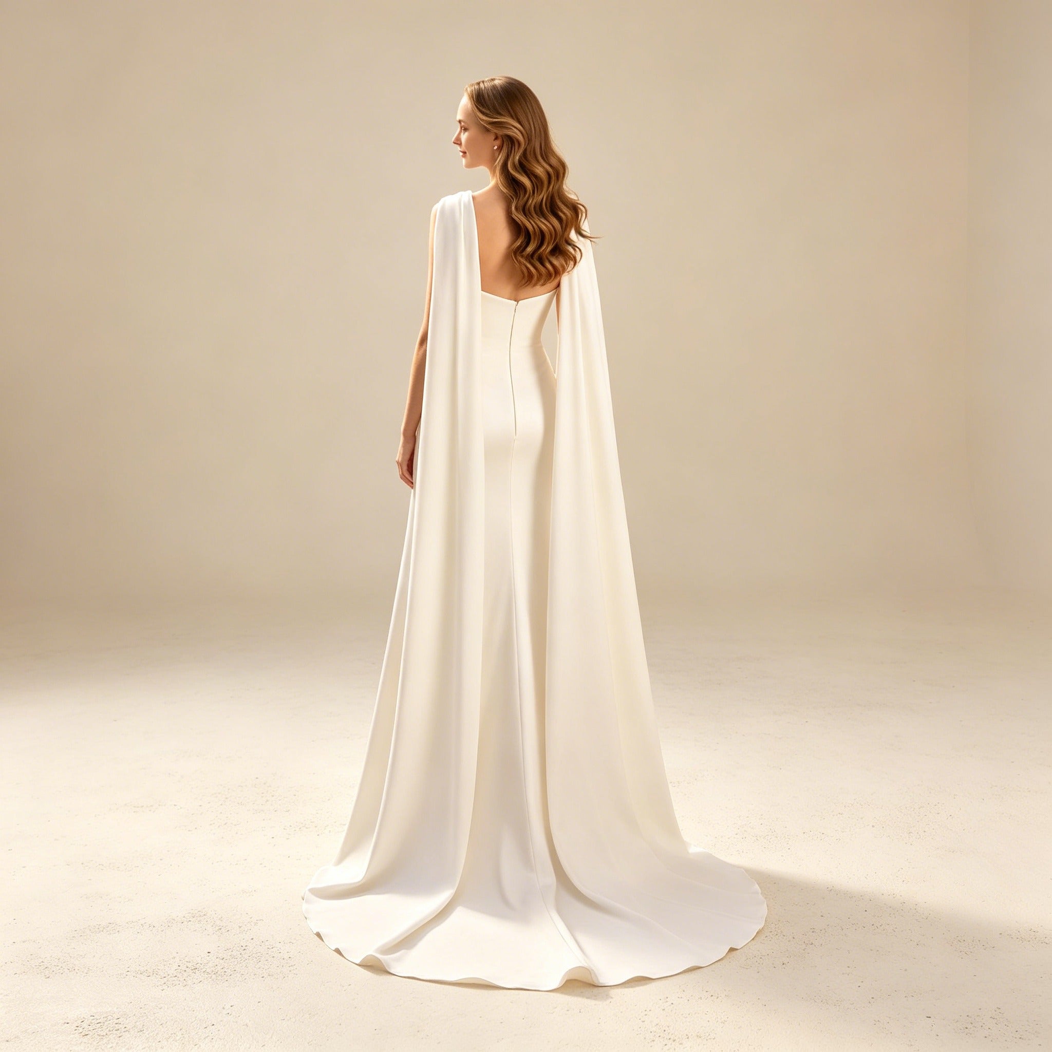 Elegantes Maxikleid mit Cape in Weiß – Figurbetontes langes Abendkleid mit Raffung