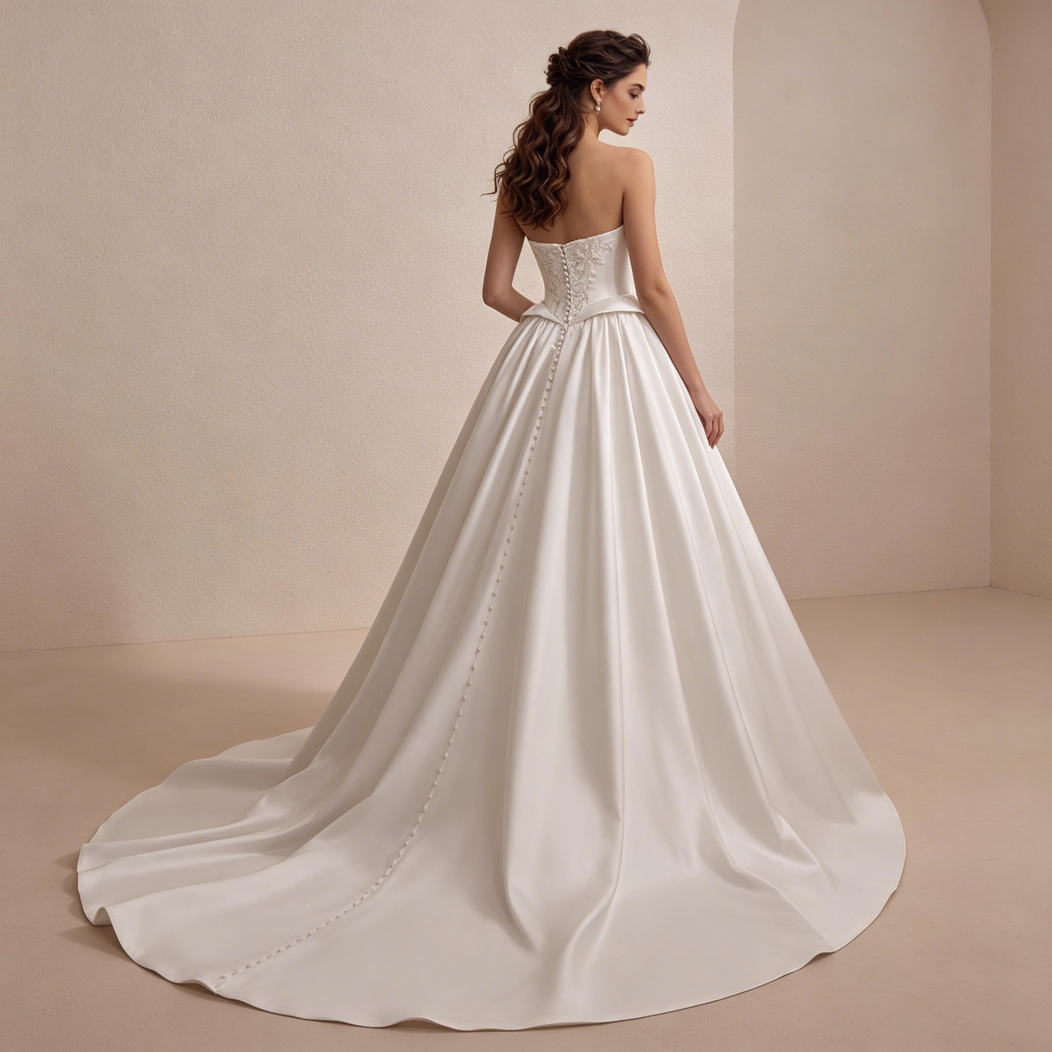 Drapiertes Satin-Maxikleid mit Schleppe – Figurbetontes Kleid für Gala-Events