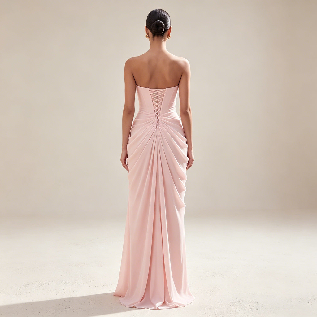 Trägerloses Abendkleid in Zartrosa mit hoher Raffung und Beinschlitz