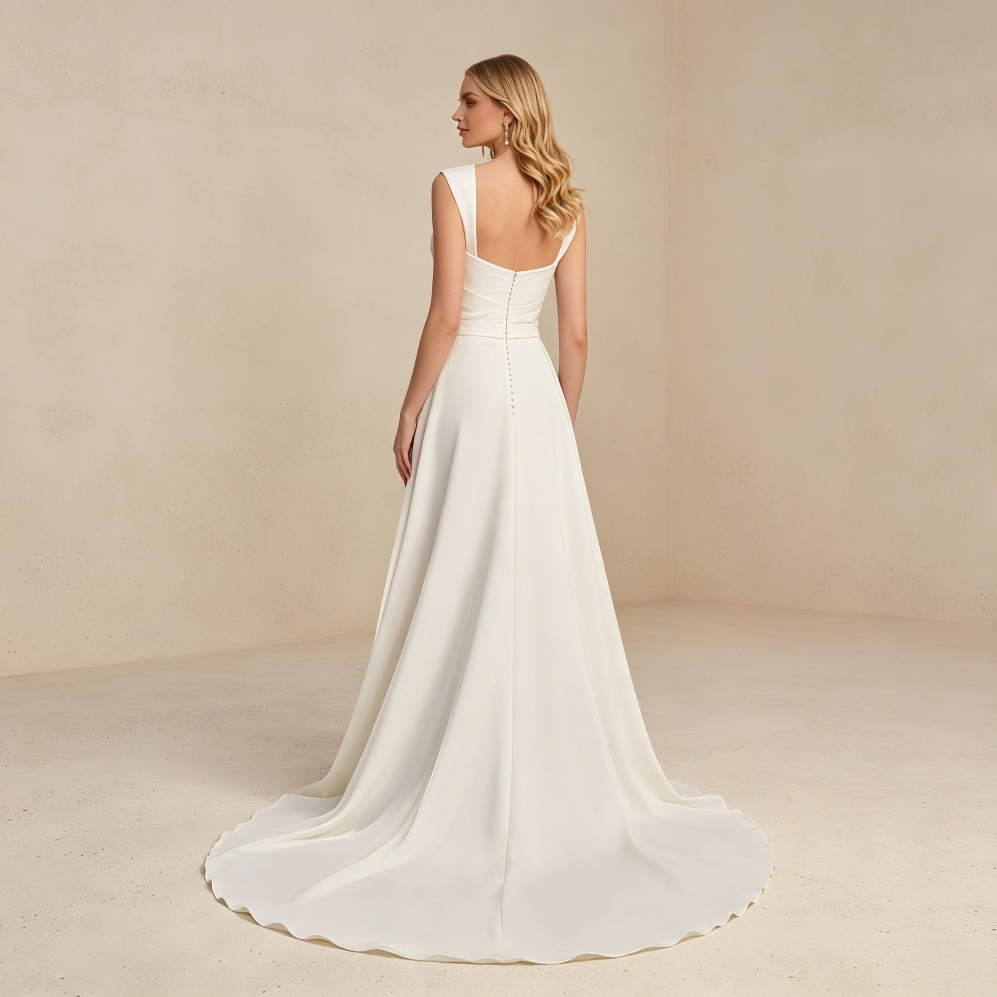 Satin-Abendkleid mit eckigem Ausschnitt und Drapierung – Elegantes Maxikleid mit Schleppe