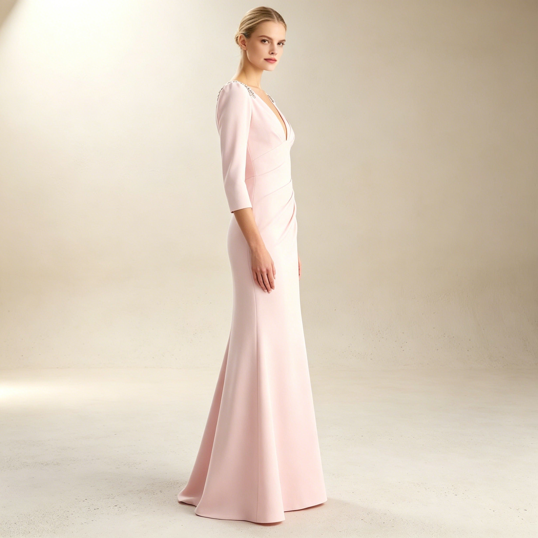 Elegantes Festkleid mit tiefem V-Ausschnitt und drapierter Silhouette