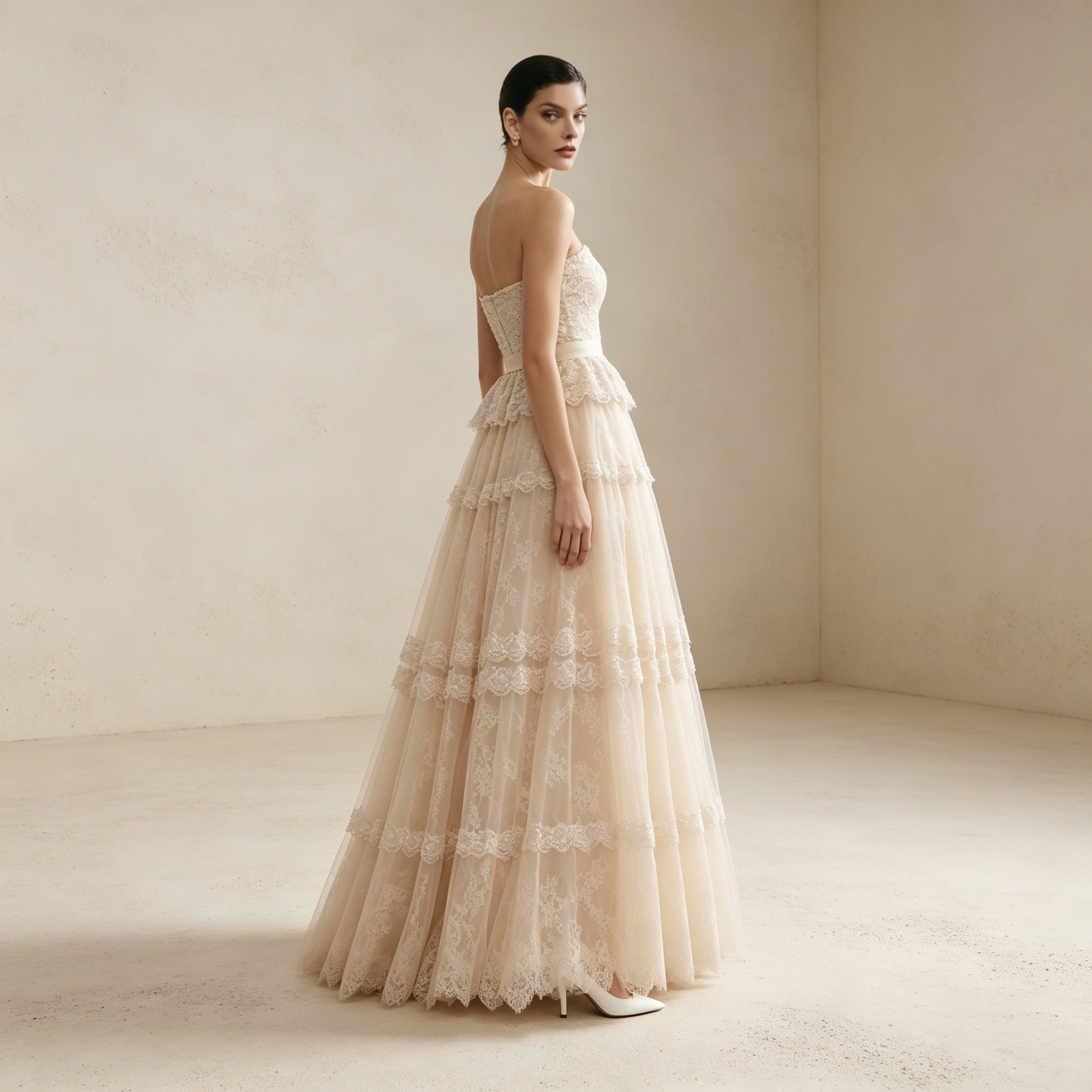 Trägerloses Abendkleid aus Spitze mit eleganten Volants in Nude