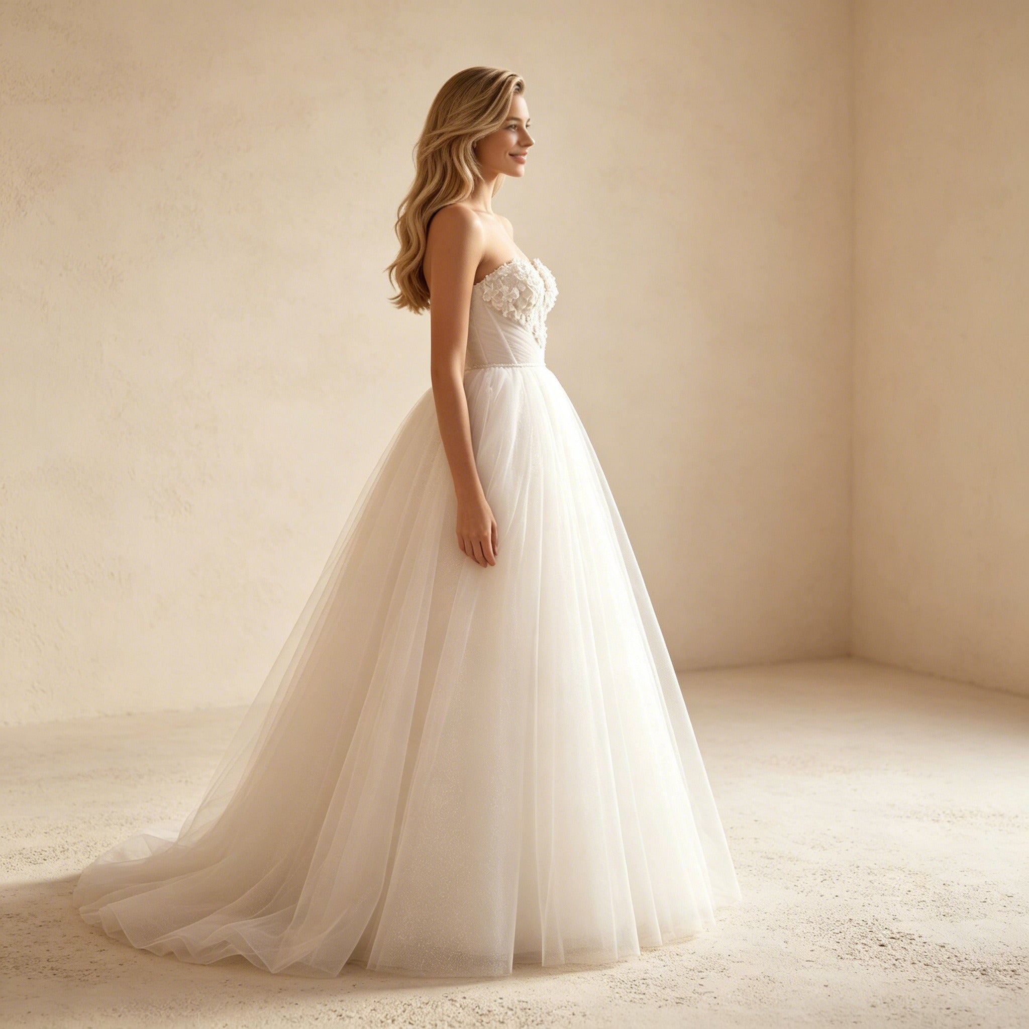 Elegantes Trägerloses Abendkleid mit Spitze | Voluminöses Tüll-Maxikleid in Crèmeweiß