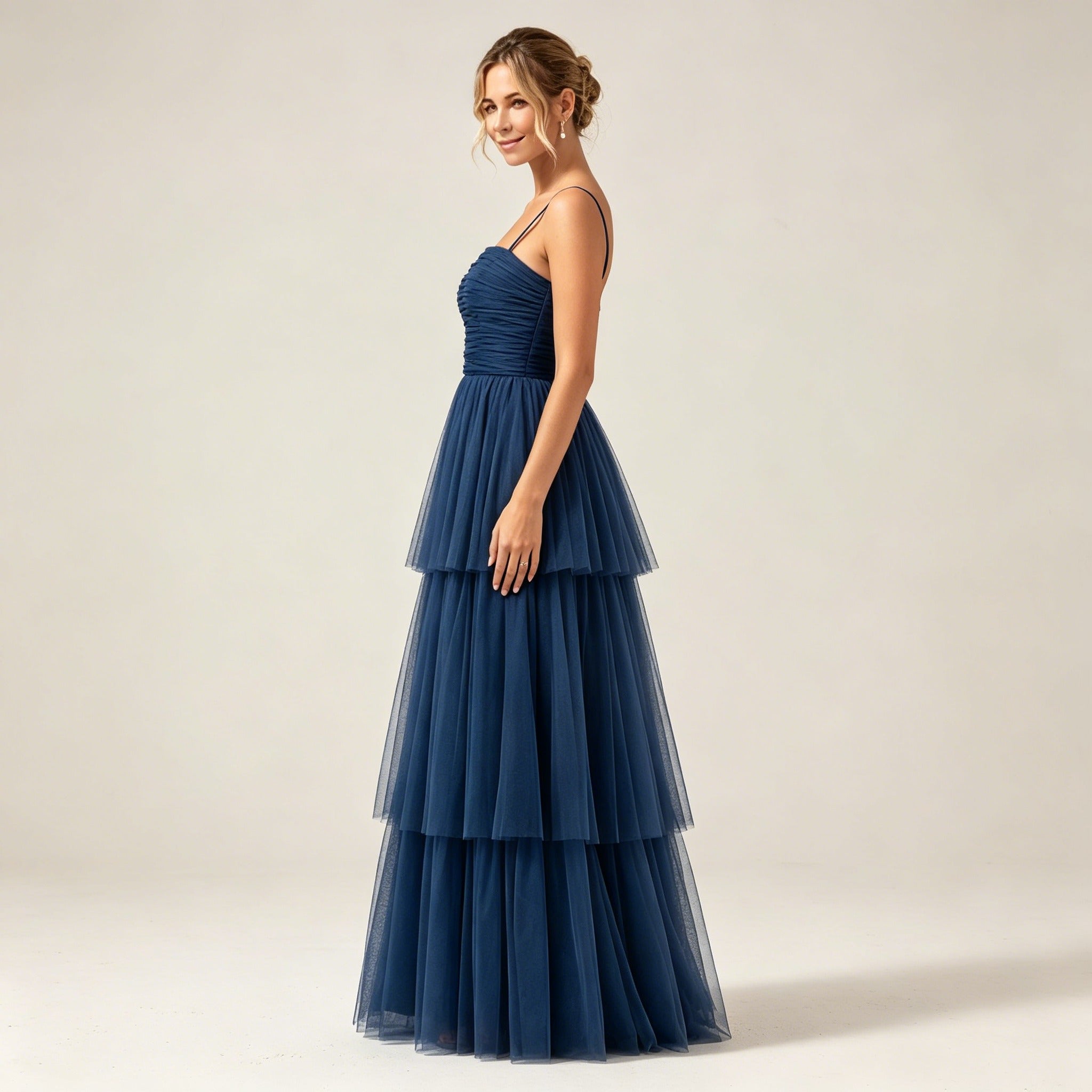 Dunkelblaues Tüll-Abendkleid mit Stufenrock – Elegante Robe mit Spaghetti-Trägern