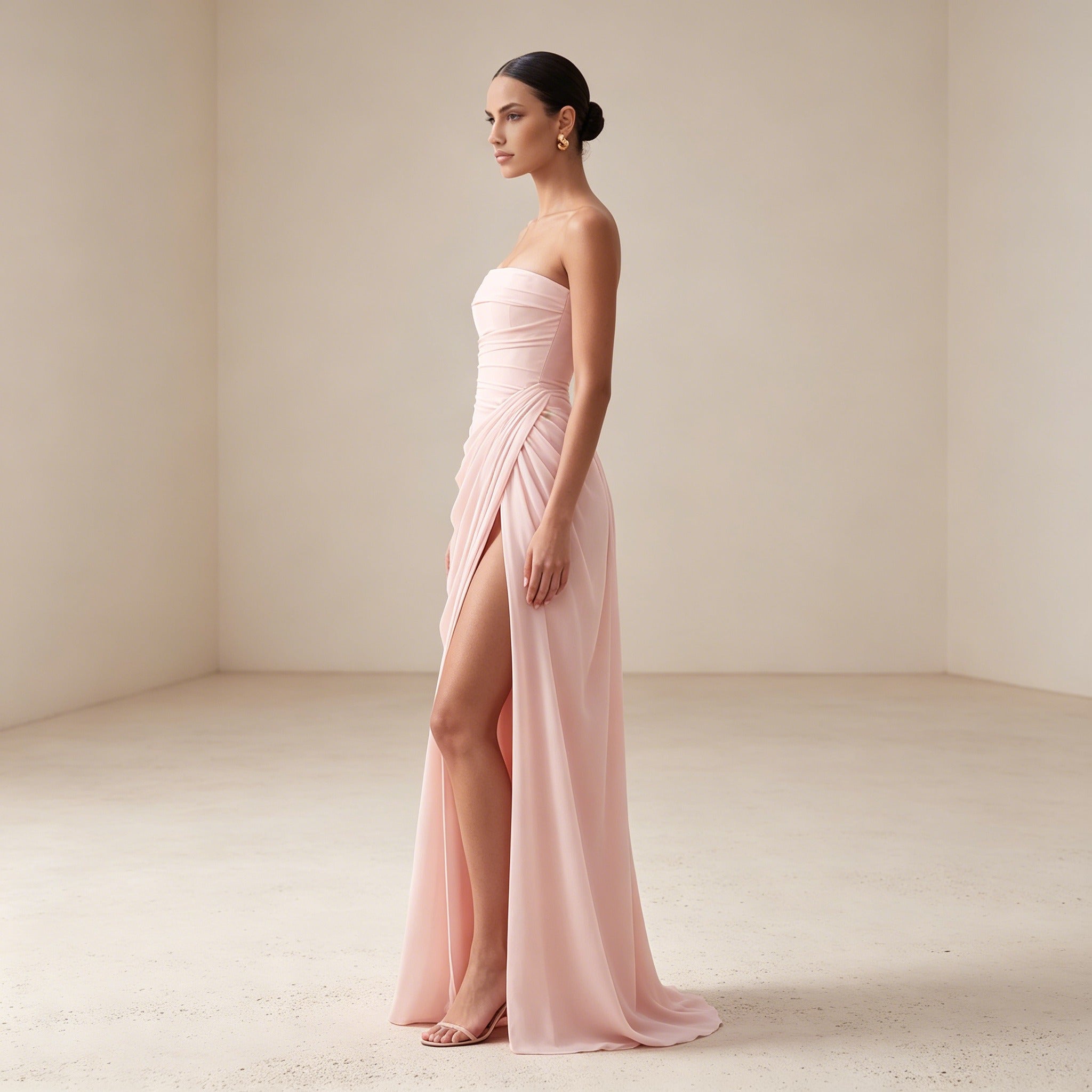 Trägerloses Abendkleid in Zartrosa mit hoher Raffung und Beinschlitz