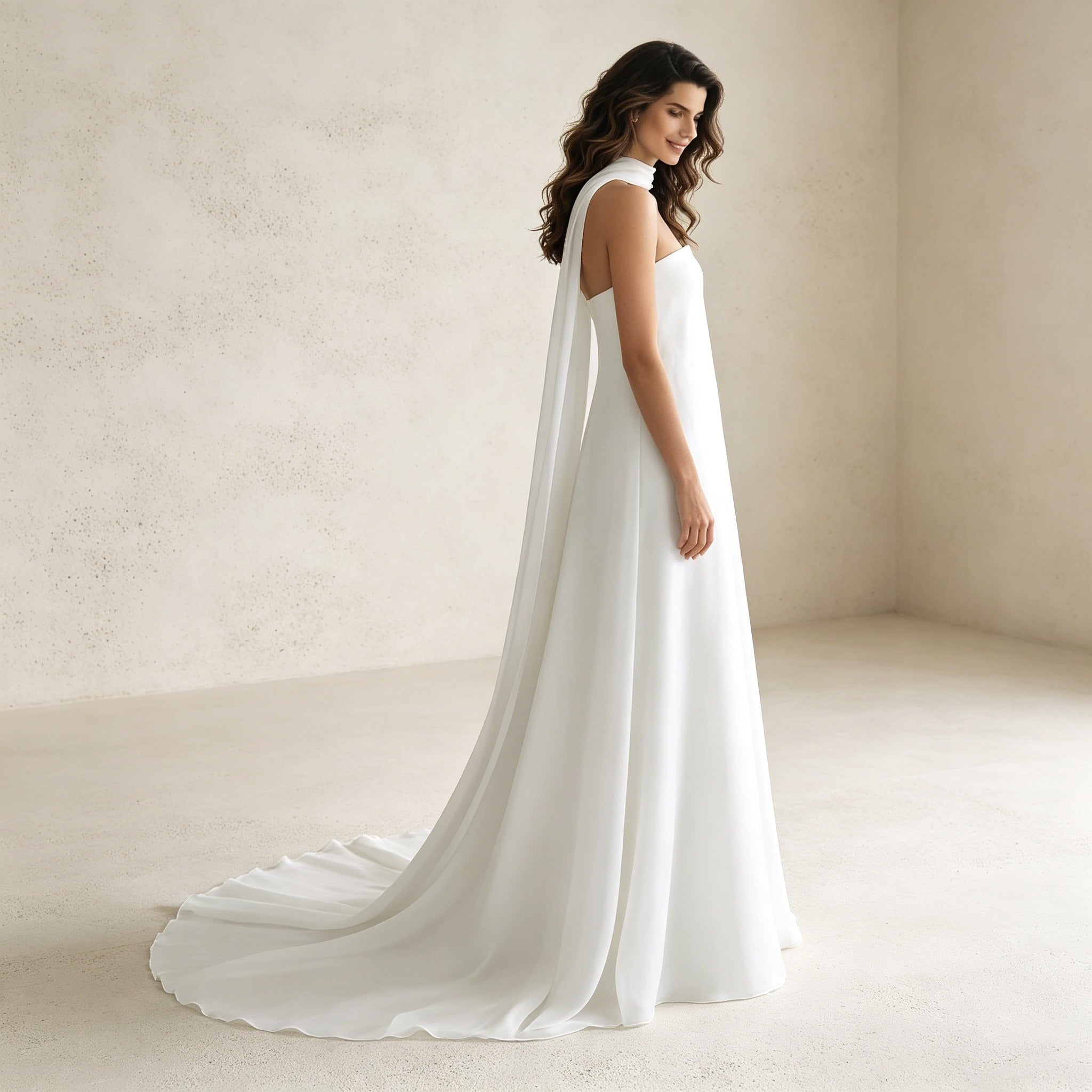 Elegantes Halterneck Abendkleid – Weißes Maxikleid mit Fließendem Cape