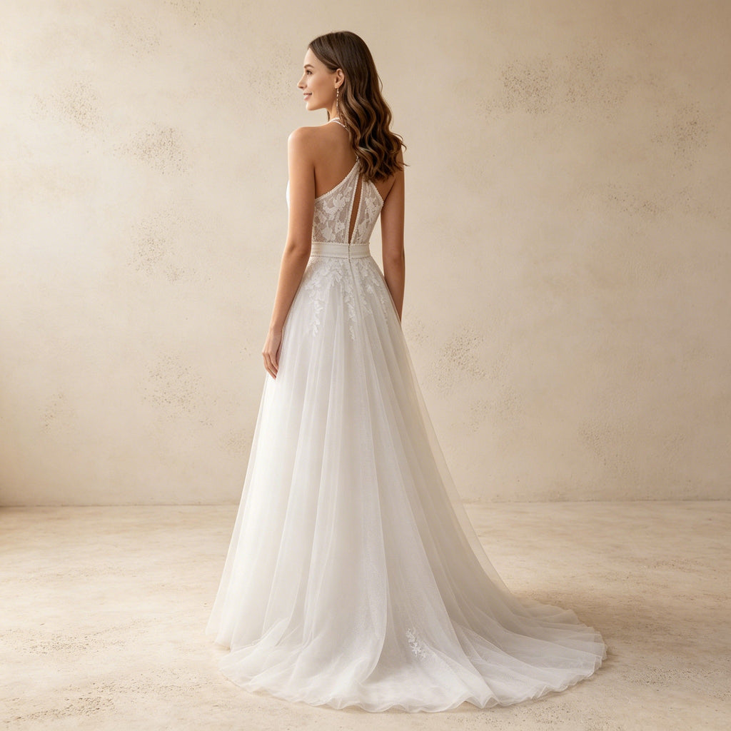 Elegantes Halterneck Maxikleid in Weiß – Luftiges Abendkleid mit Spitzen-Oberteil und Beinschlitz