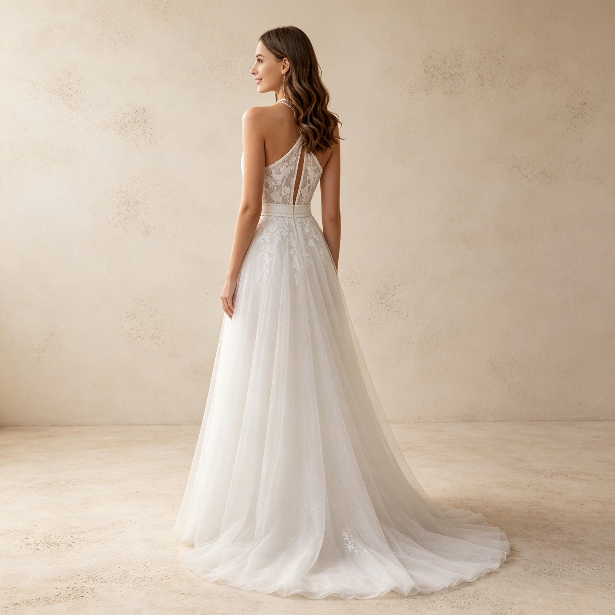 Elegantes Halterneck Maxikleid in Weiß – Luftiges Abendkleid mit Spitzen-Oberteil und Beinschlitz