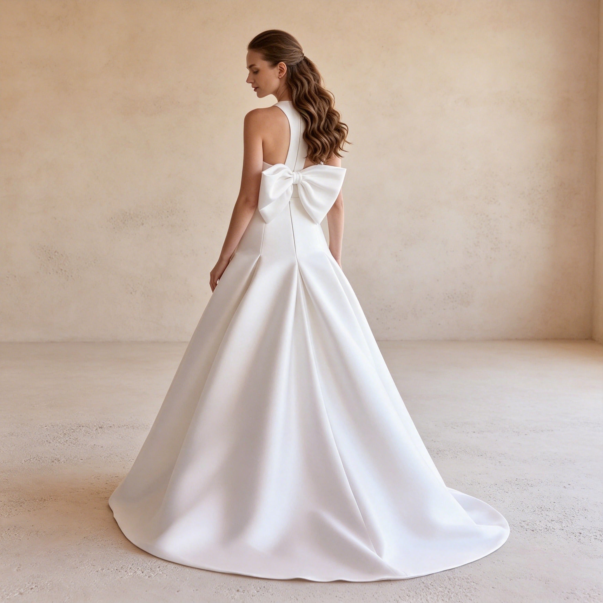 Elegantes Halterneck Maxikleid in Weiß – Fließendes langes Abendkleid aus Satin