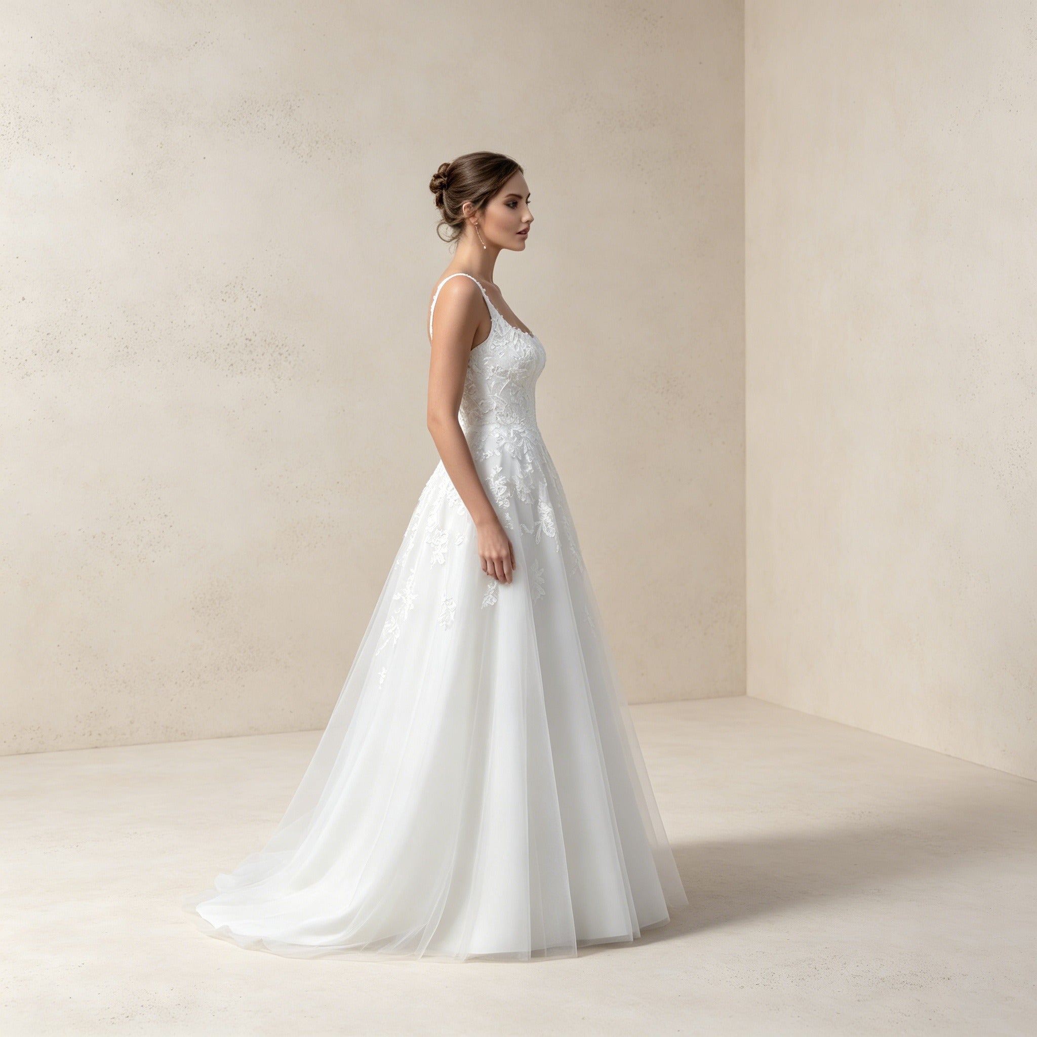 Romantisches Gala-Kleid Weiß | Ärmelloses Kleid mit floraler Applikation
