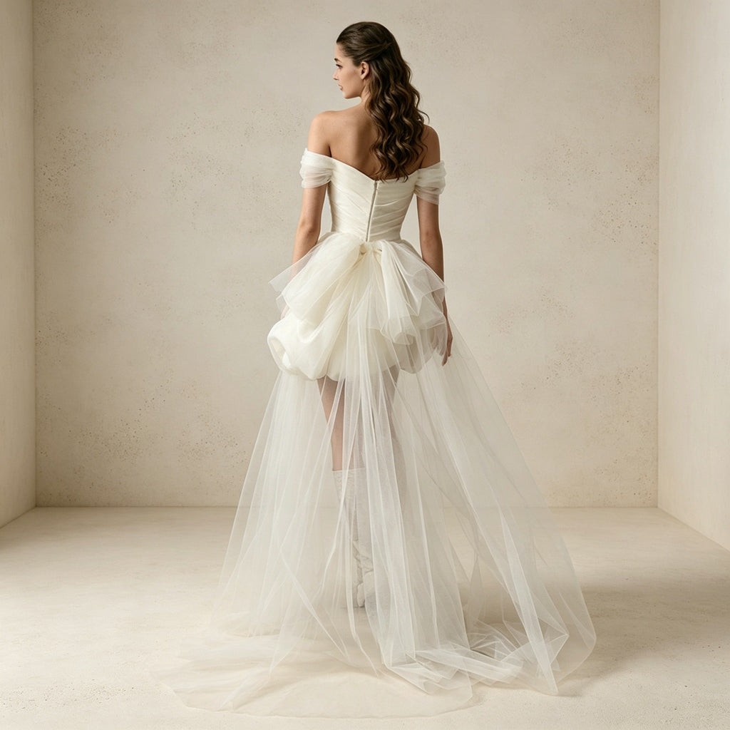 Off-Shoulder Mini-Abendkleid mit Drapierung und Langer Tüllschleppe