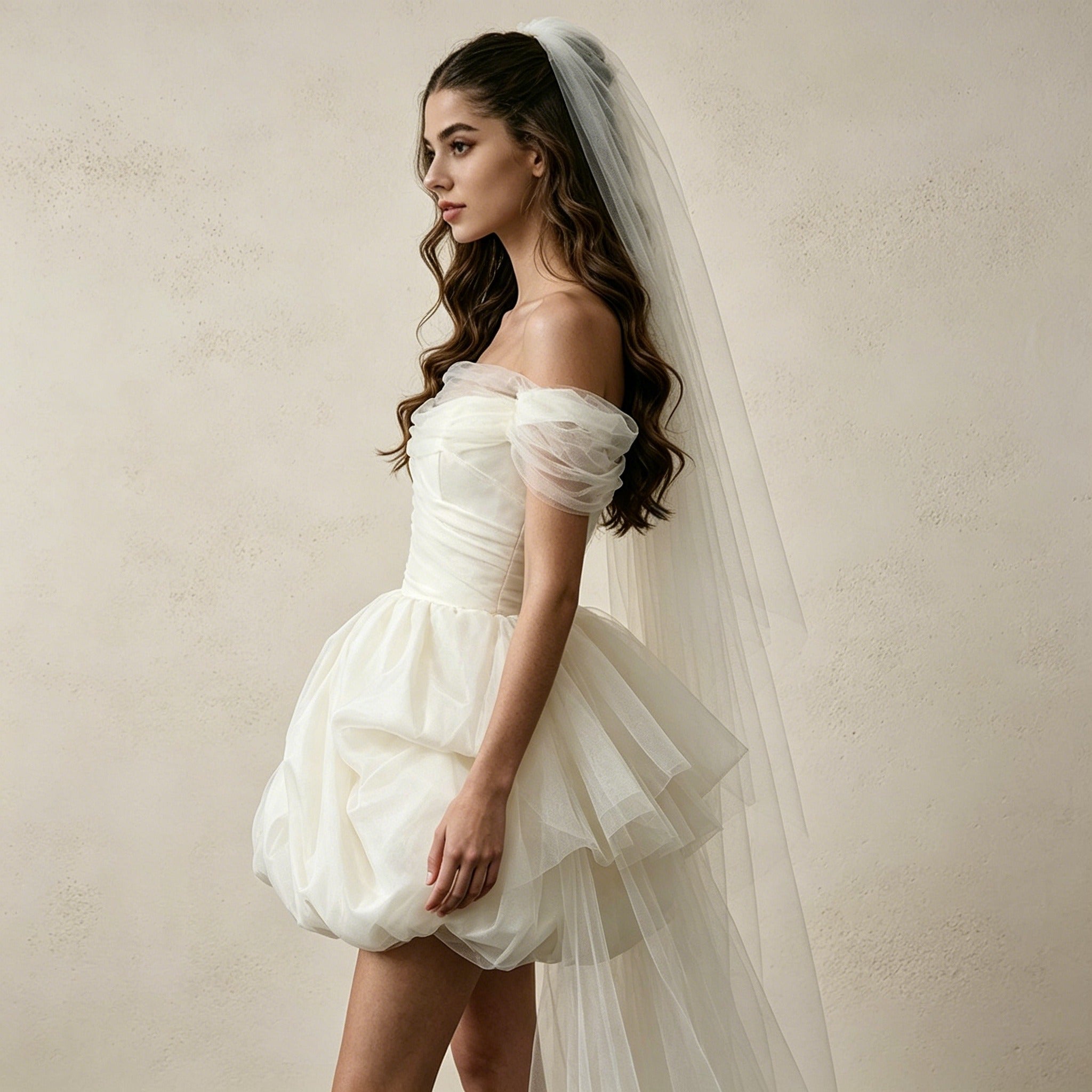 Off-Shoulder Mini-Abendkleid mit Drapierung und Langer Tüllschleppe