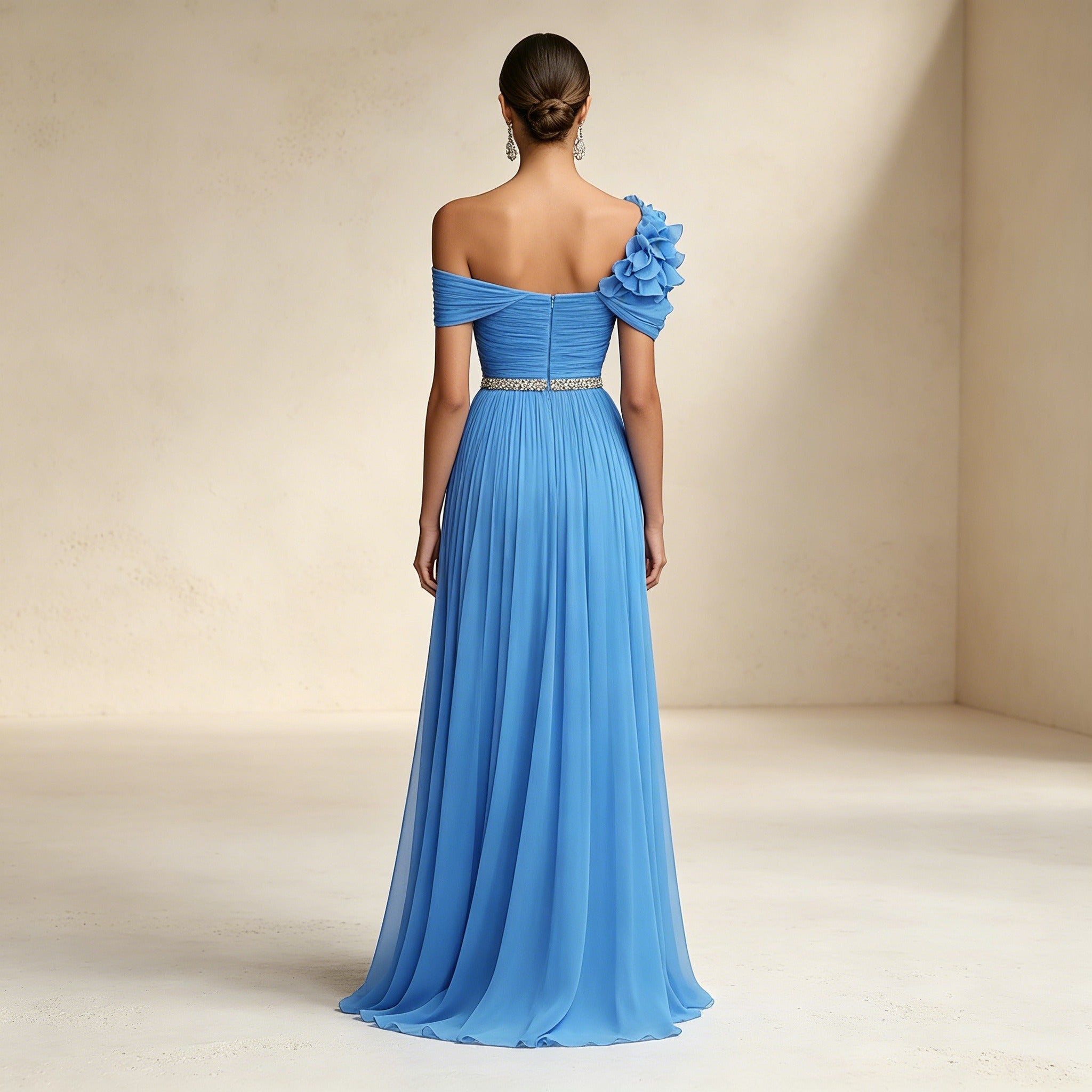 Bodenlanges Abendkleid in Königsblau mit floraler Applikation und Raffung